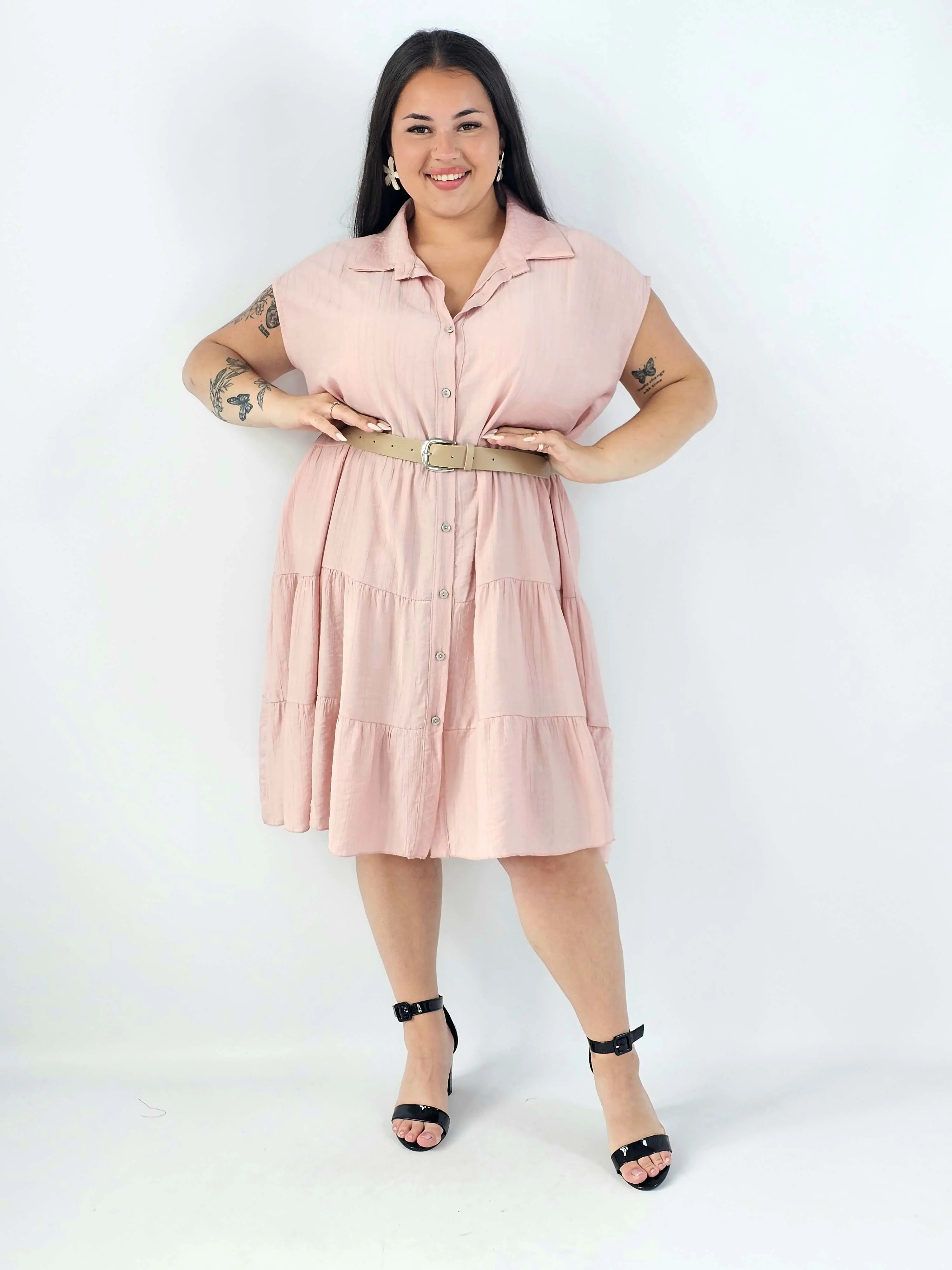 Sukienka koszulowa plus size XXL z paskiem i falbanami - Image 13