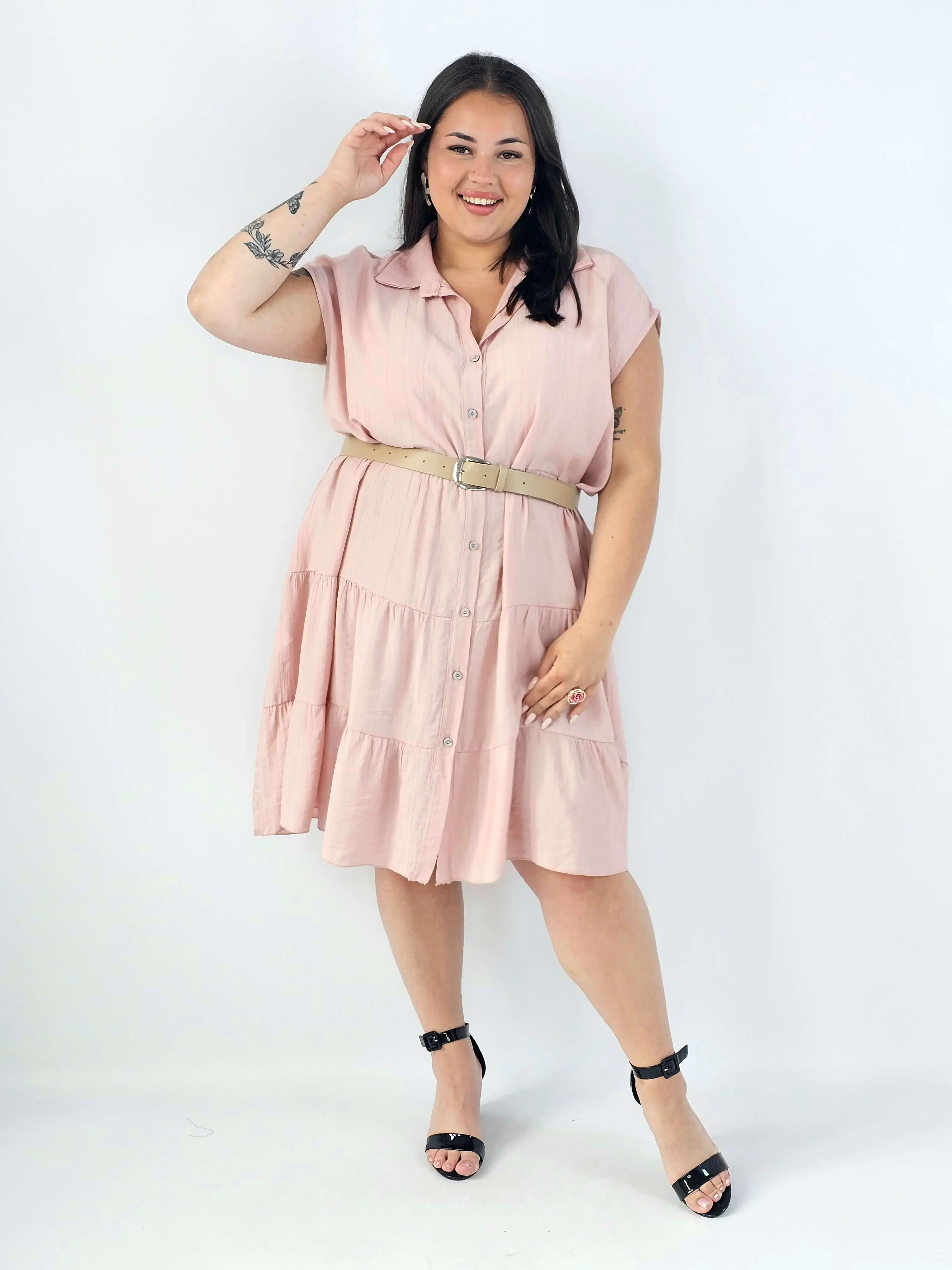 Sukienka koszulowa plus size XXL z paskiem i falbanami - Image 14
