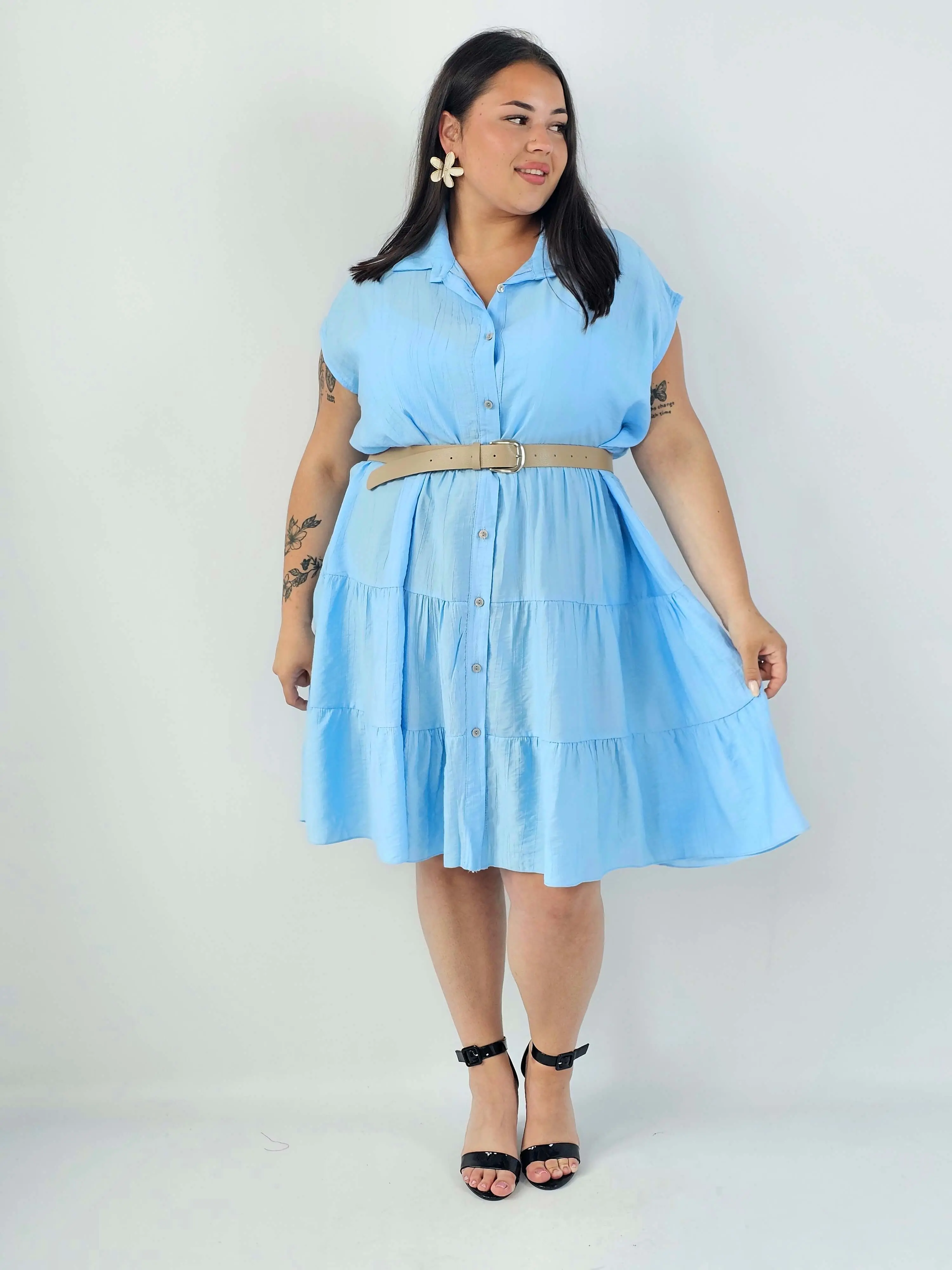 Sukienka koszulowa plus size XXL z paskiem i falbanami - Image 2