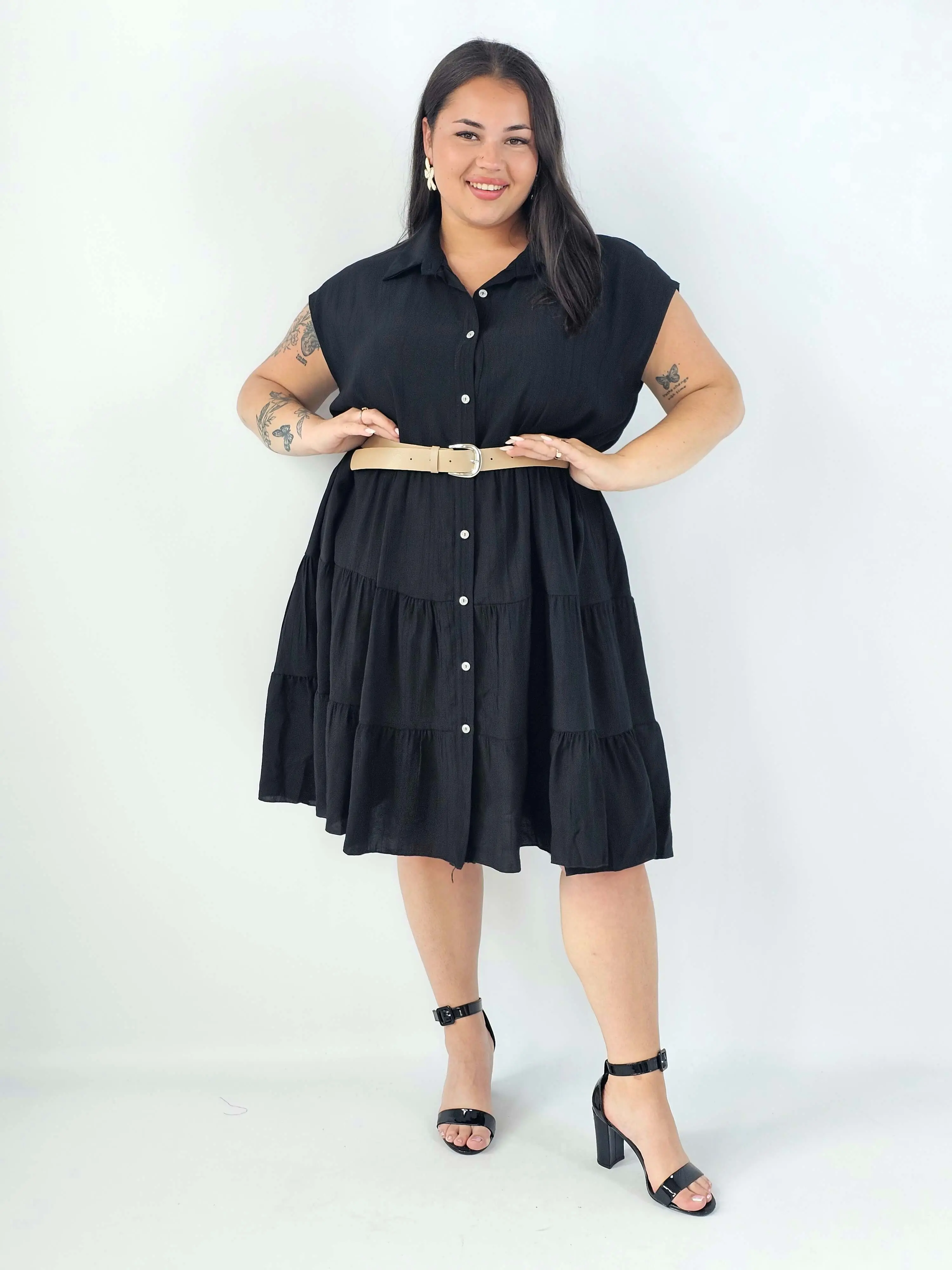 Sukienka koszulowa plus size XXL z paskiem i falbanami - Image 3