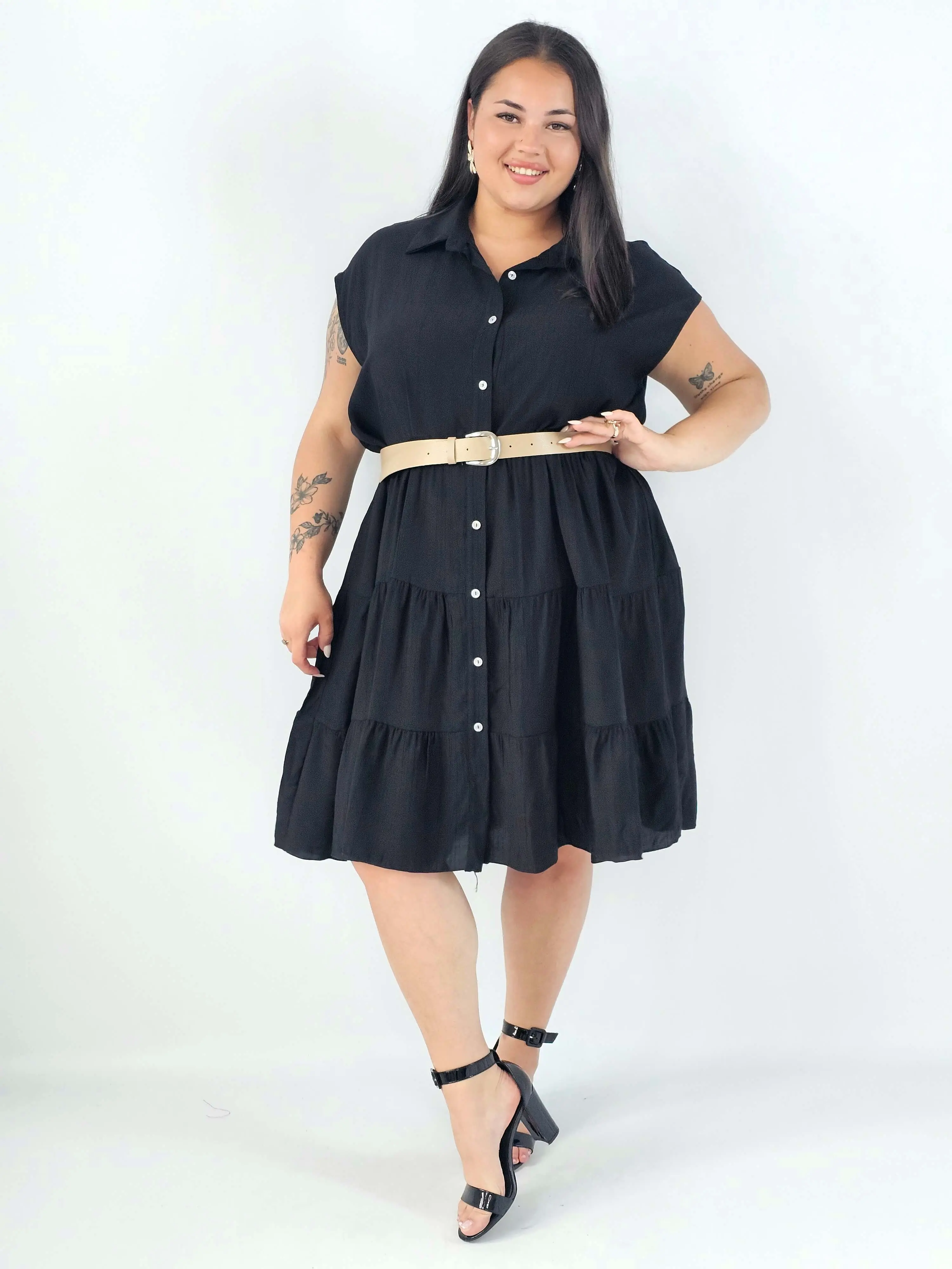 Sukienka koszulowa plus size XXL z paskiem i falbanami - Image 5