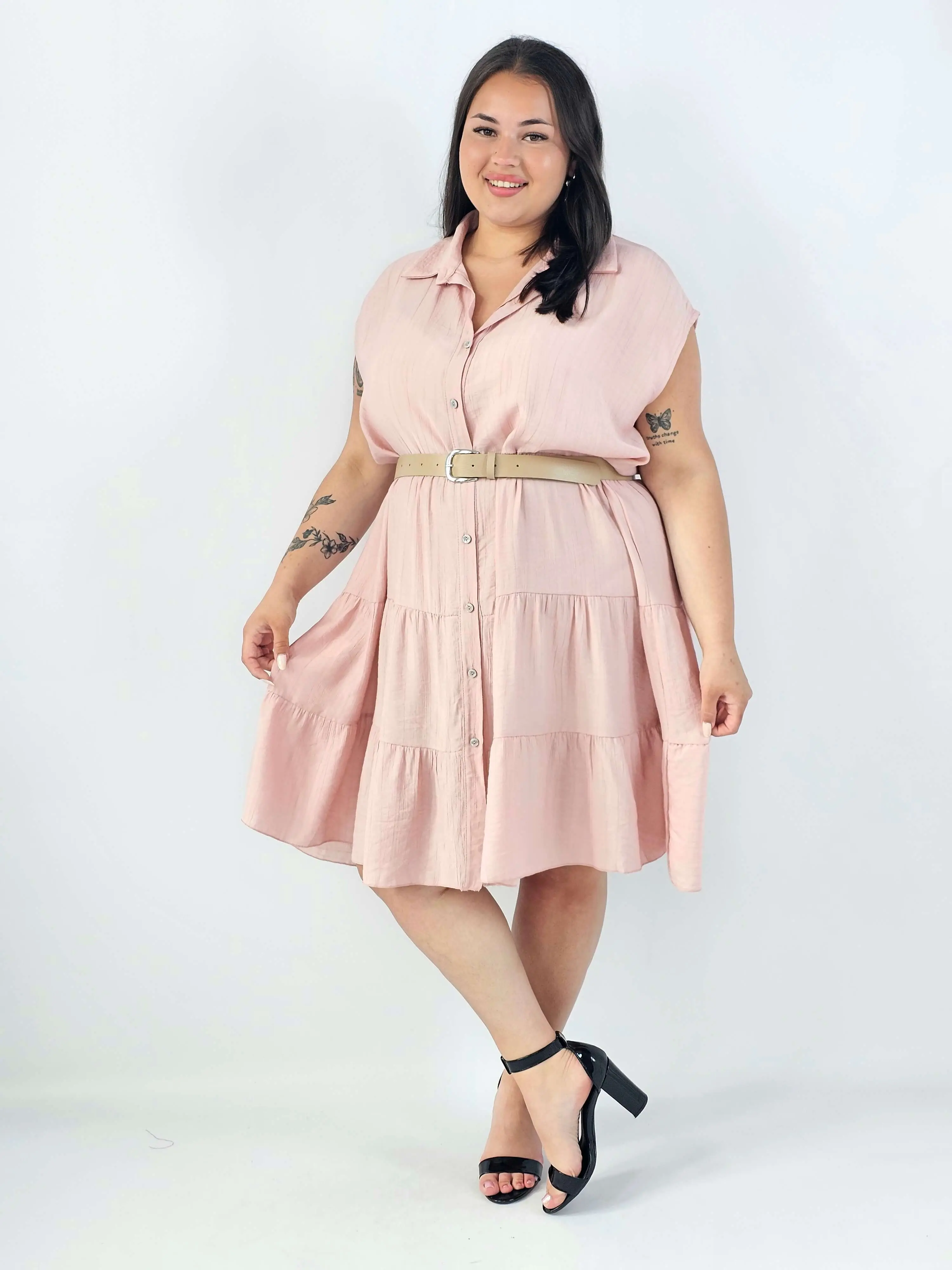 Sukienka koszulowa plus size XXL z paskiem i falbanami - Image 6