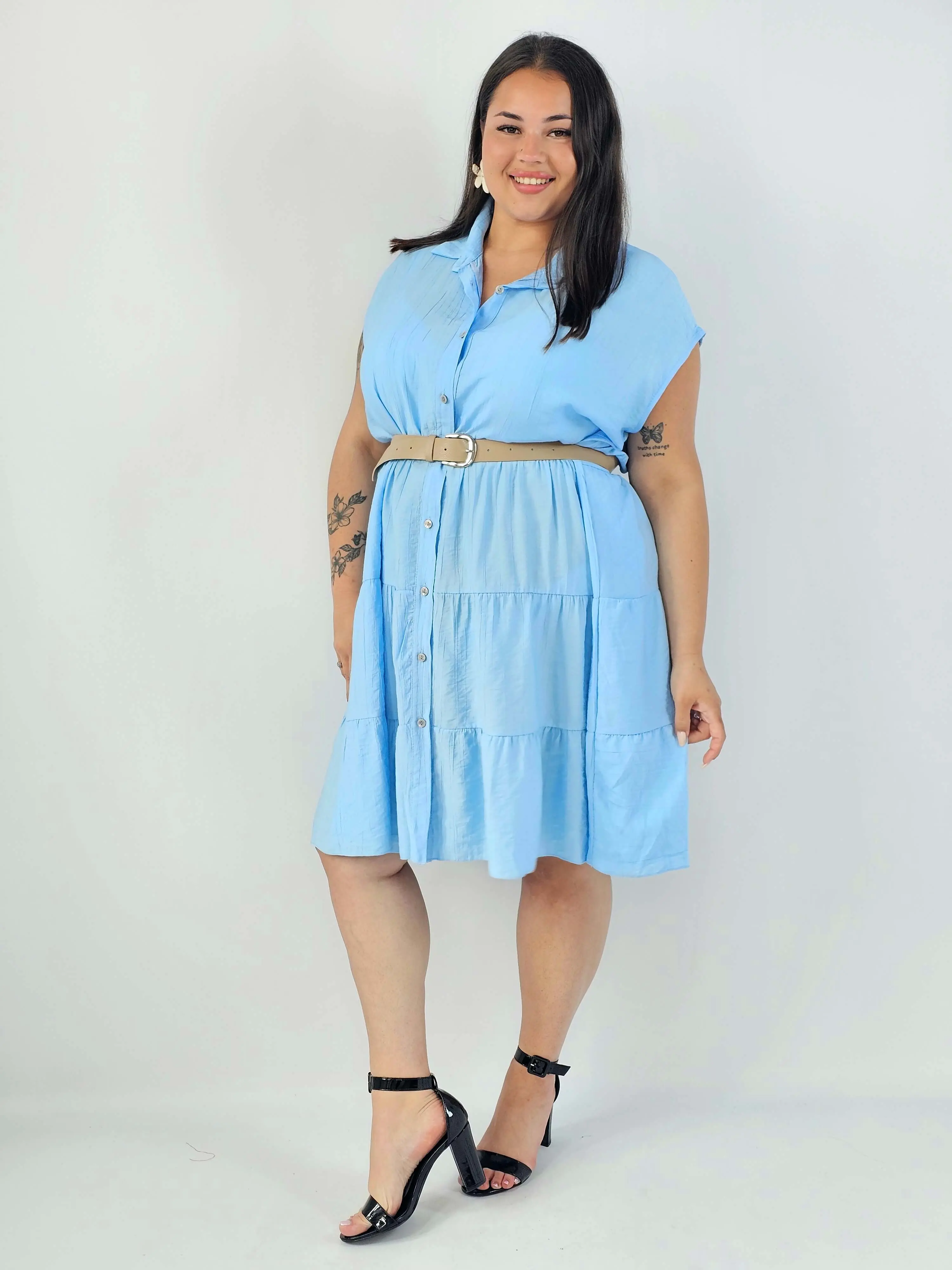 Sukienka koszulowa plus size XXL z paskiem i falbanami - Image 7