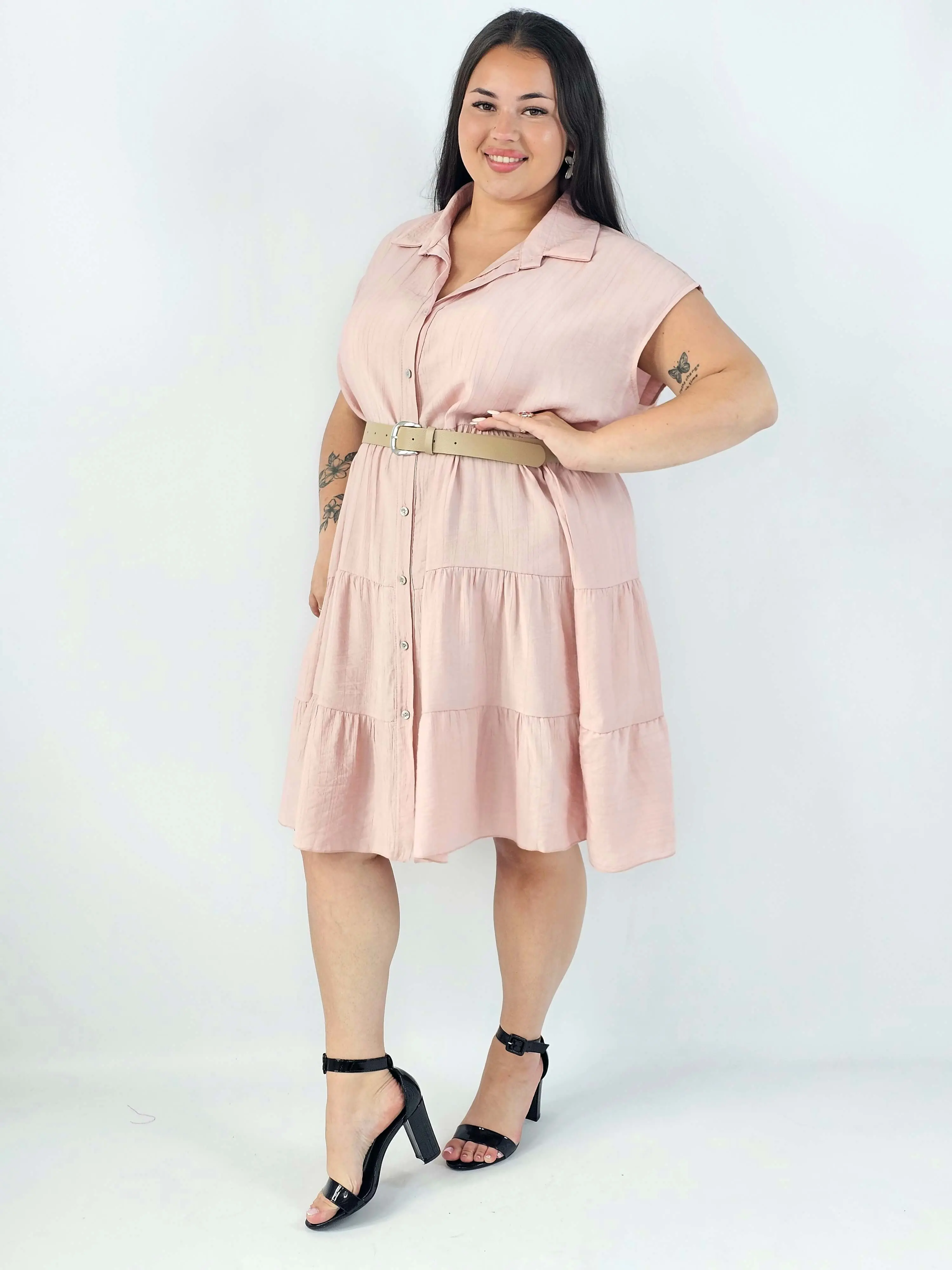 Sukienka koszulowa plus size XXL z paskiem i falbanami - Image 8