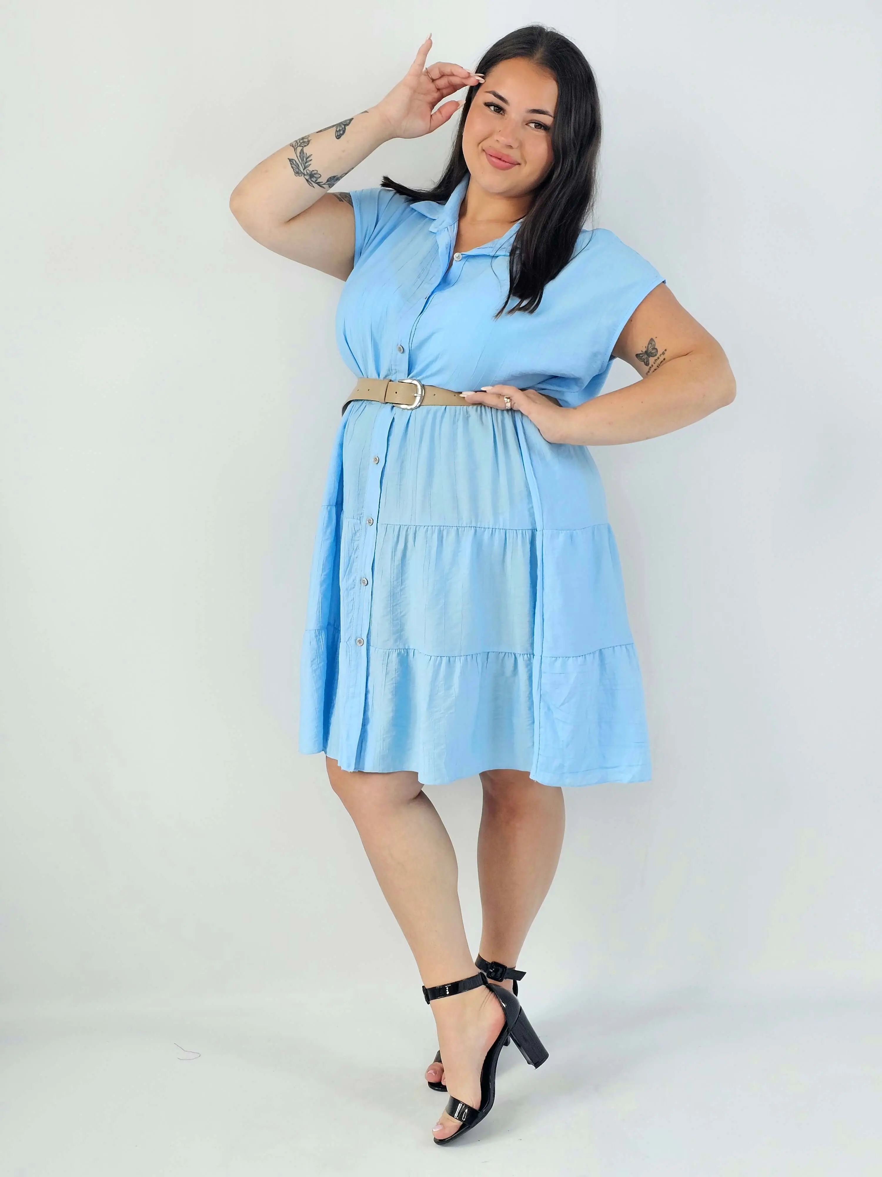 Sukienka koszulowa plus size XXL z paskiem i falbanami - Image 9