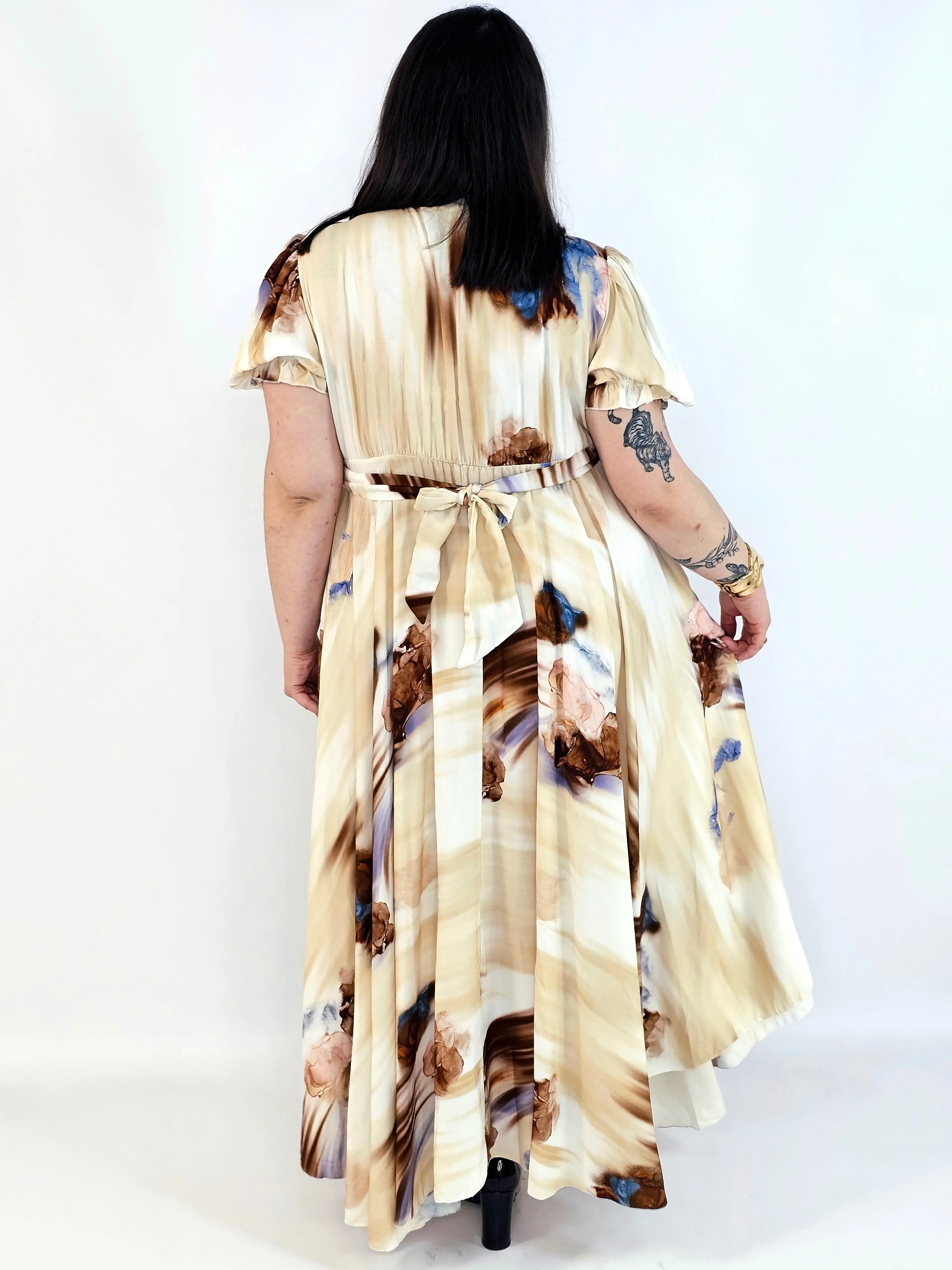 Sukienka plus size artystyczna z kwiatowym akcentem – lekkość i kobiecość w ruchu - Image 3