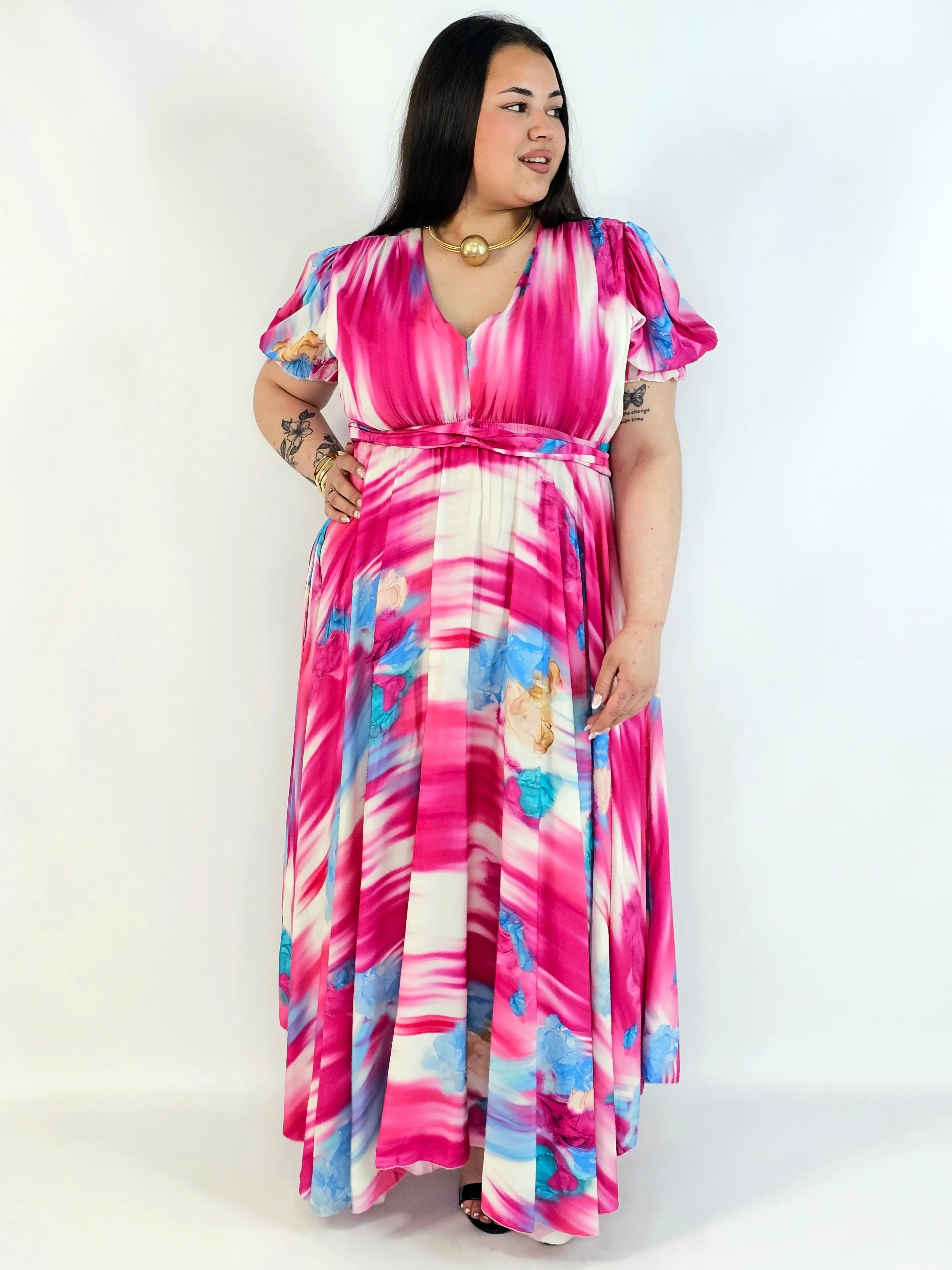 Sukienka plus size artystyczna z kwiatowym akcentem – lekkość i kobiecość w ruchu - Image 4