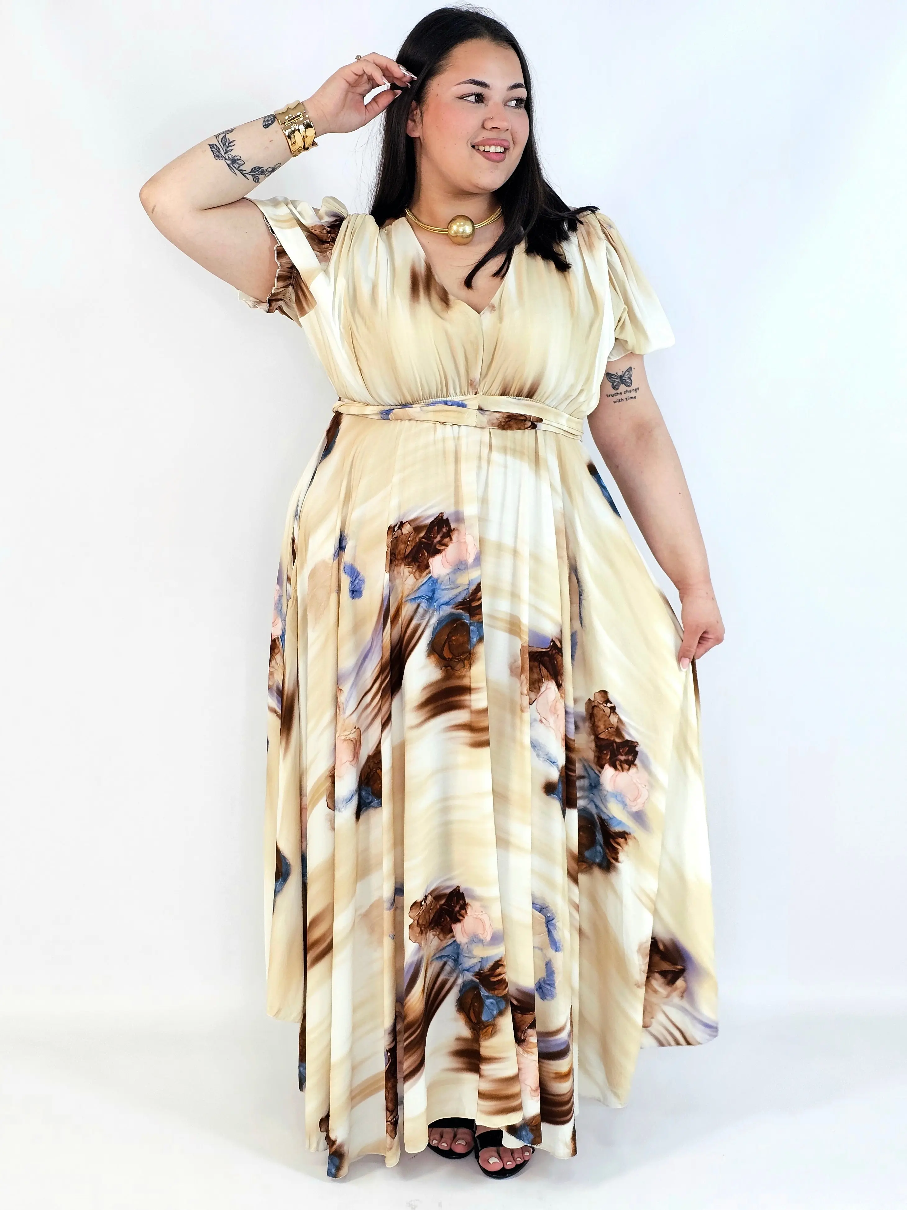 Sukienka plus size artystyczna z kwiatowym akcentem – lekkość i kobiecość w ruchu - Image 5