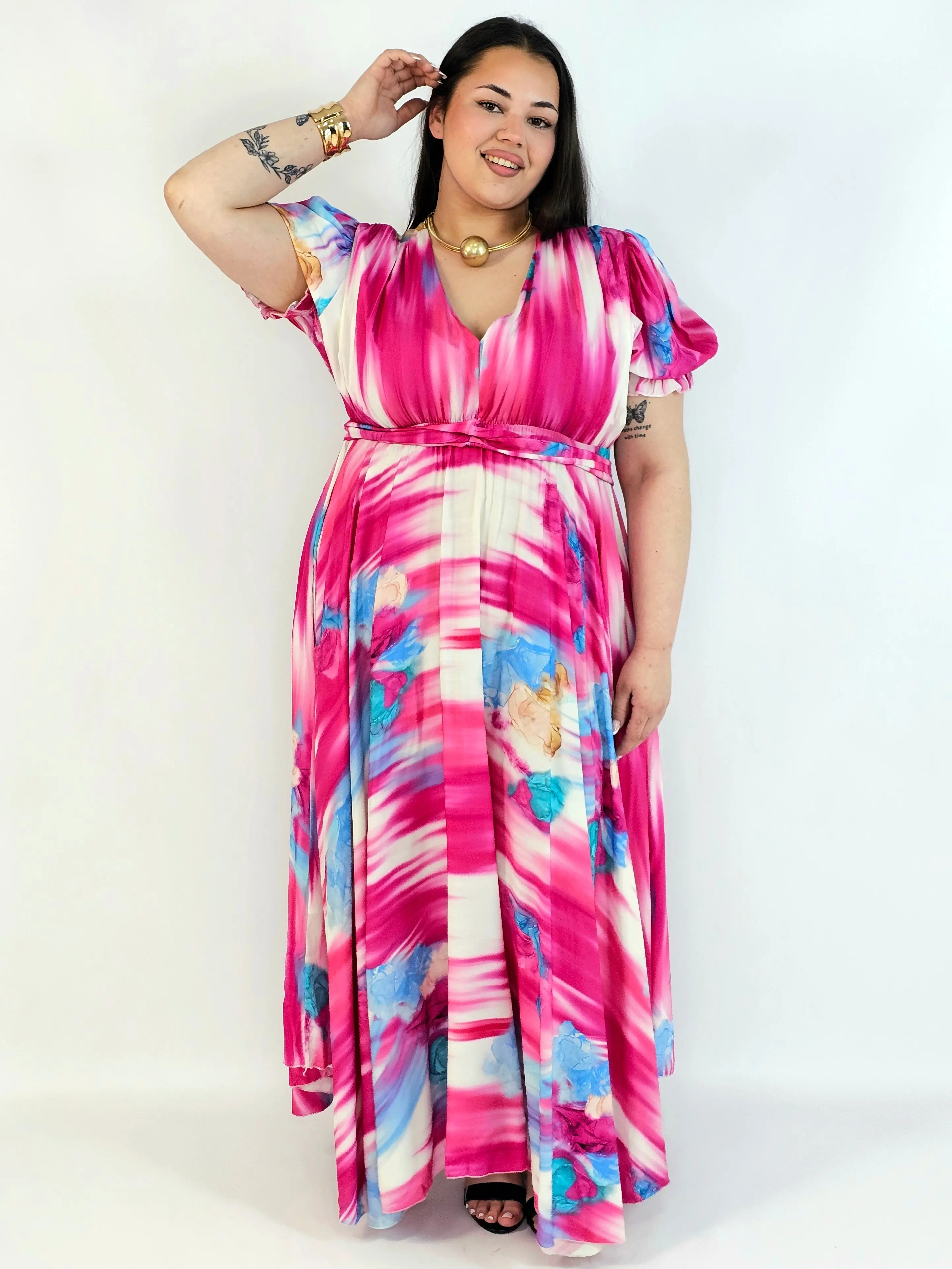 Sukienka plus size artystyczna z kwiatowym akcentem – lekkość i kobiecość w ruchu - Image 6