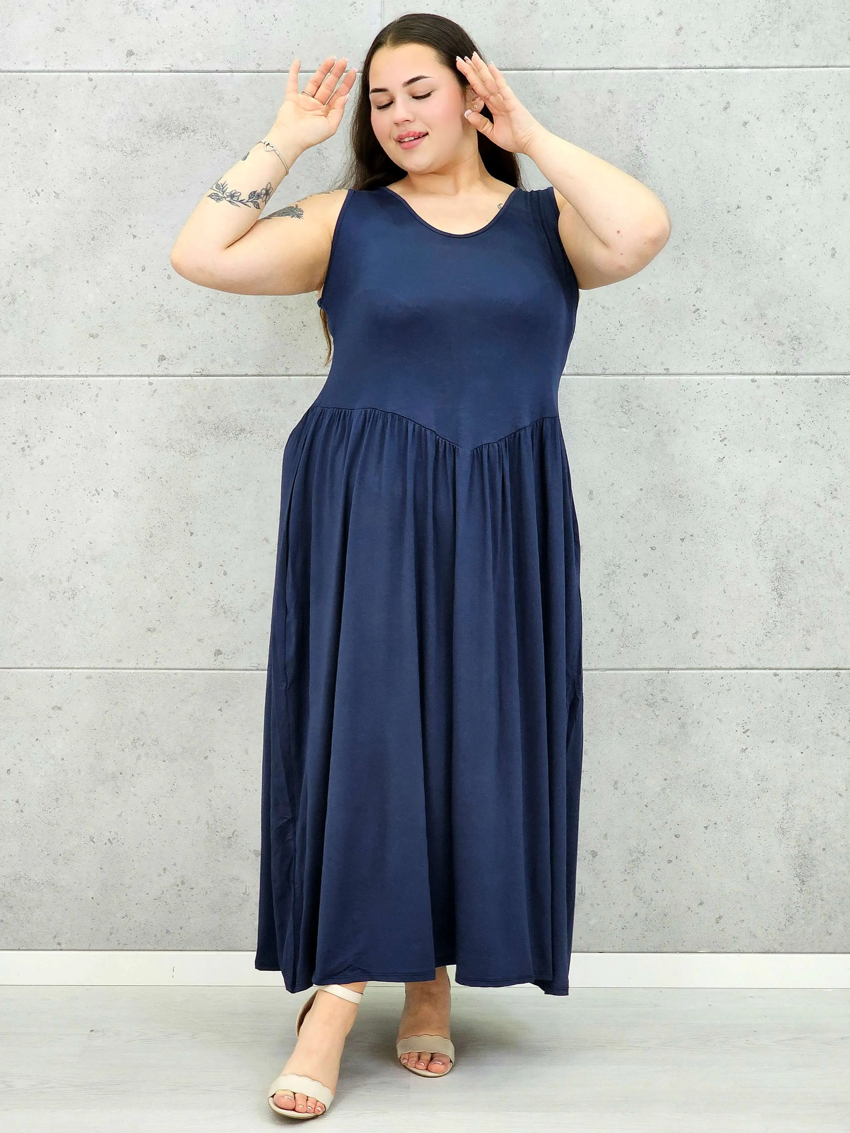 Sukienka plus size o kobiecym fasonie i swobodnym kroju