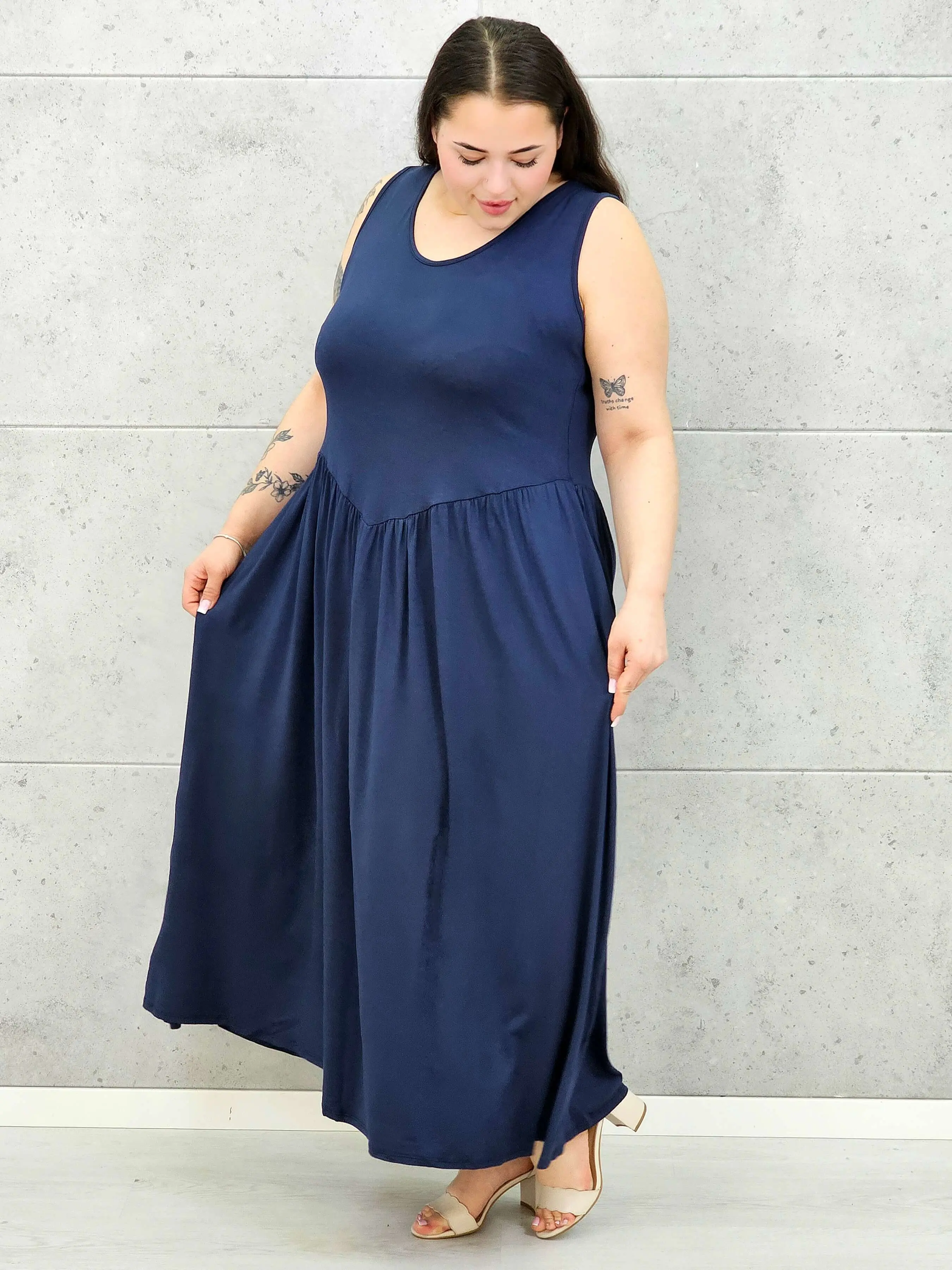 Sukienka plus size o kobiecym fasonie i swobodnym kroju - Image 10