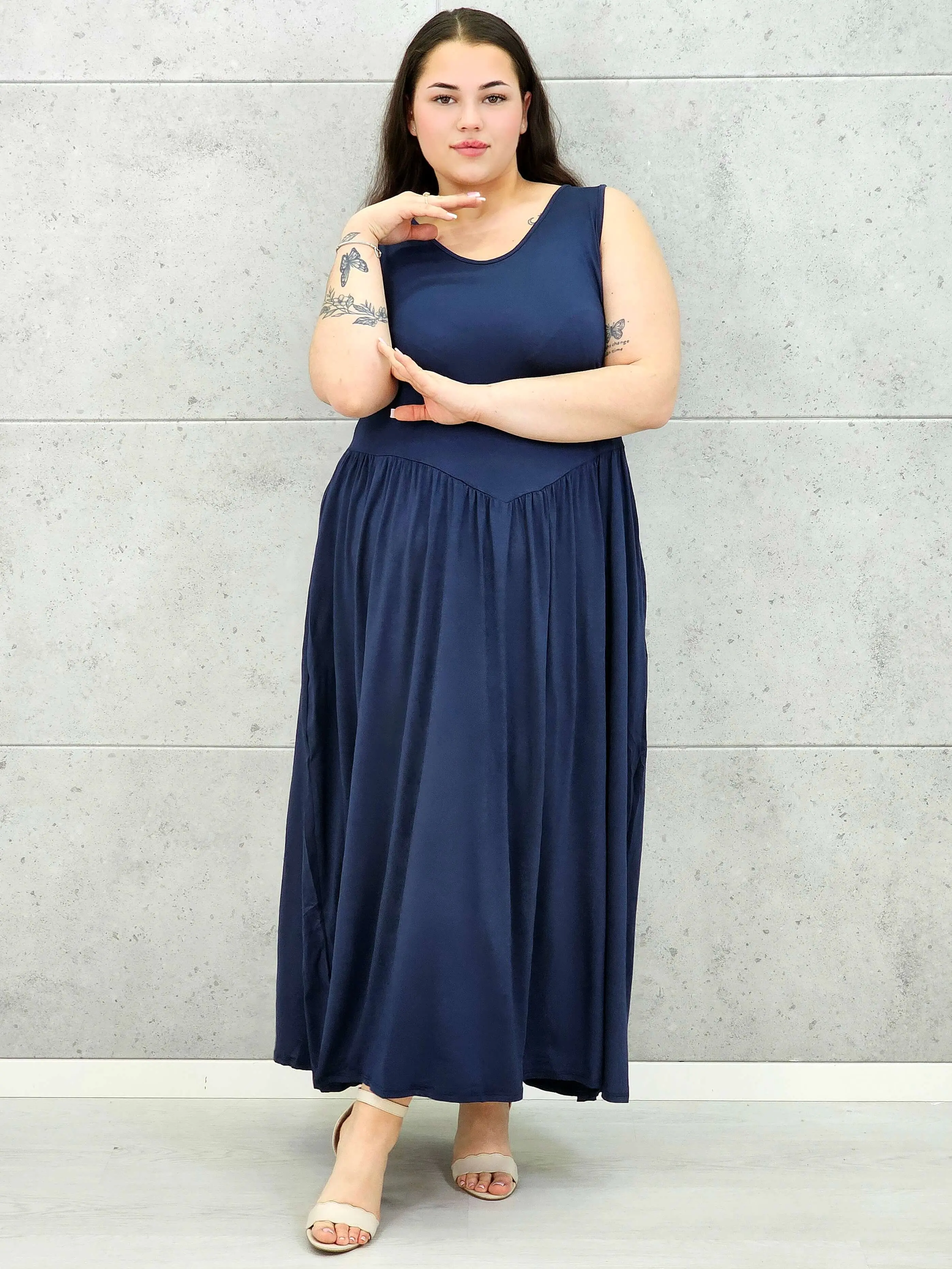 Sukienka plus size o kobiecym fasonie i swobodnym kroju - Image 11