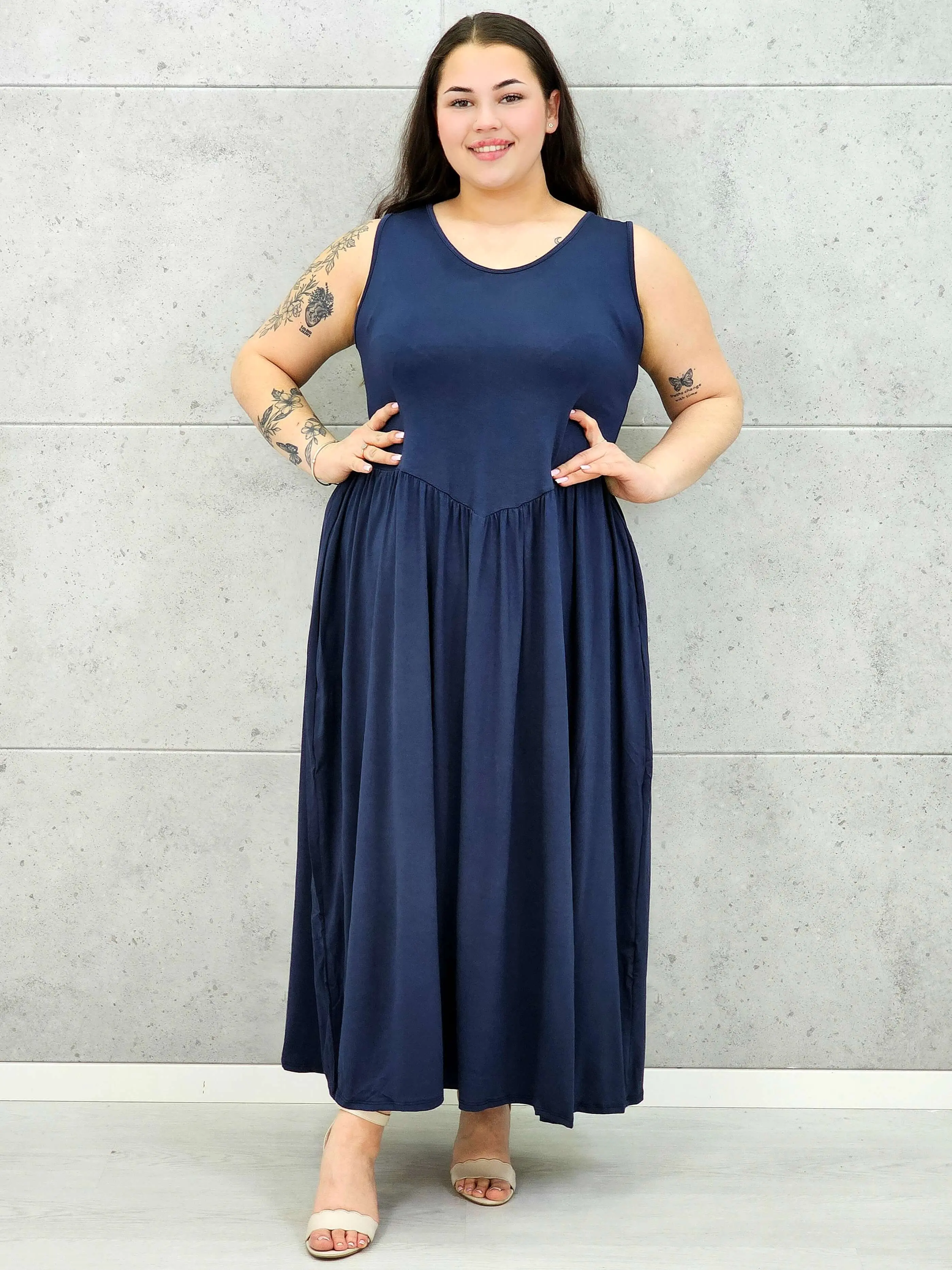 Sukienka plus size o kobiecym fasonie i swobodnym kroju - Image 12