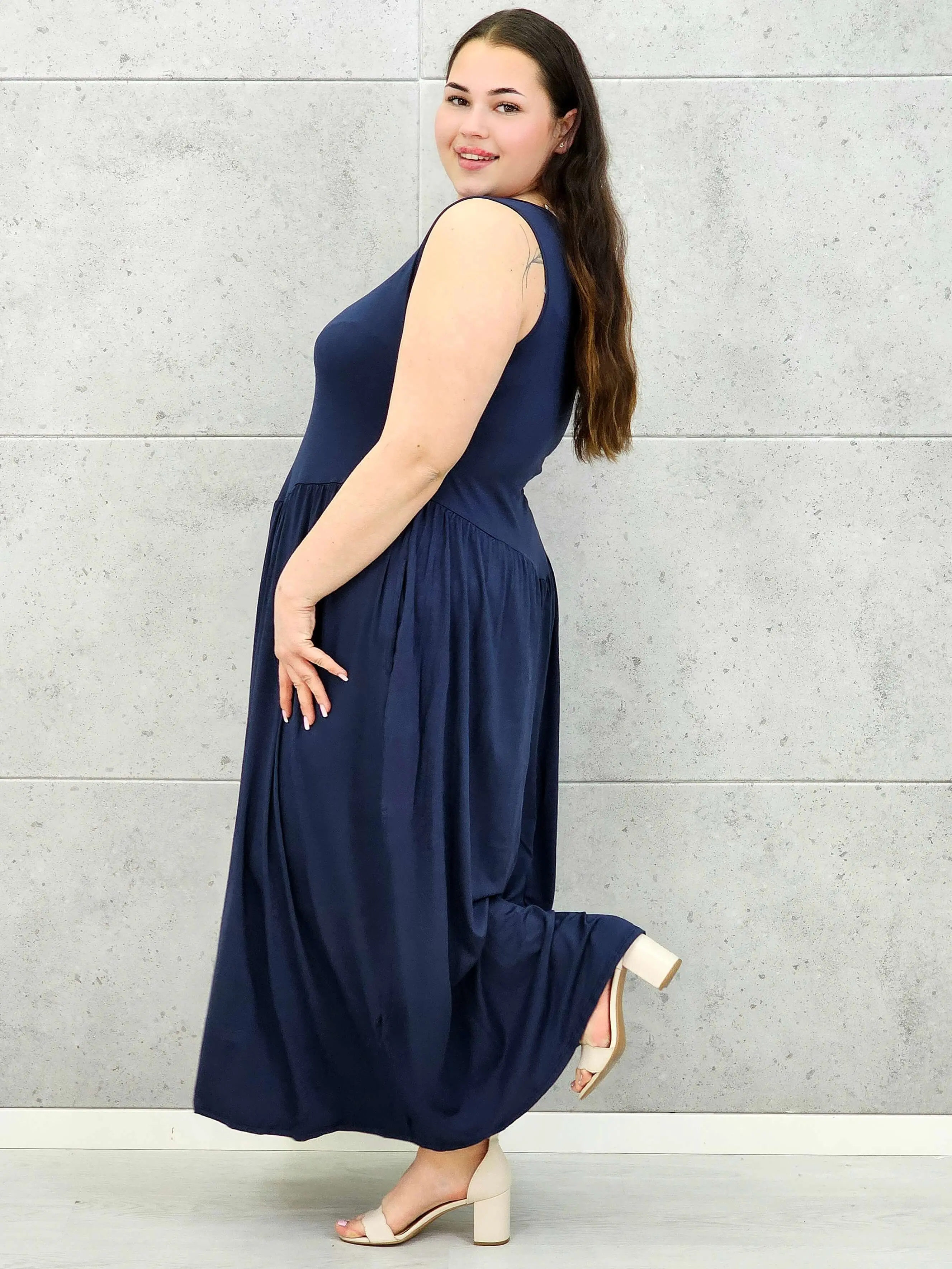 Sukienka plus size o kobiecym fasonie i swobodnym kroju - Image 13
