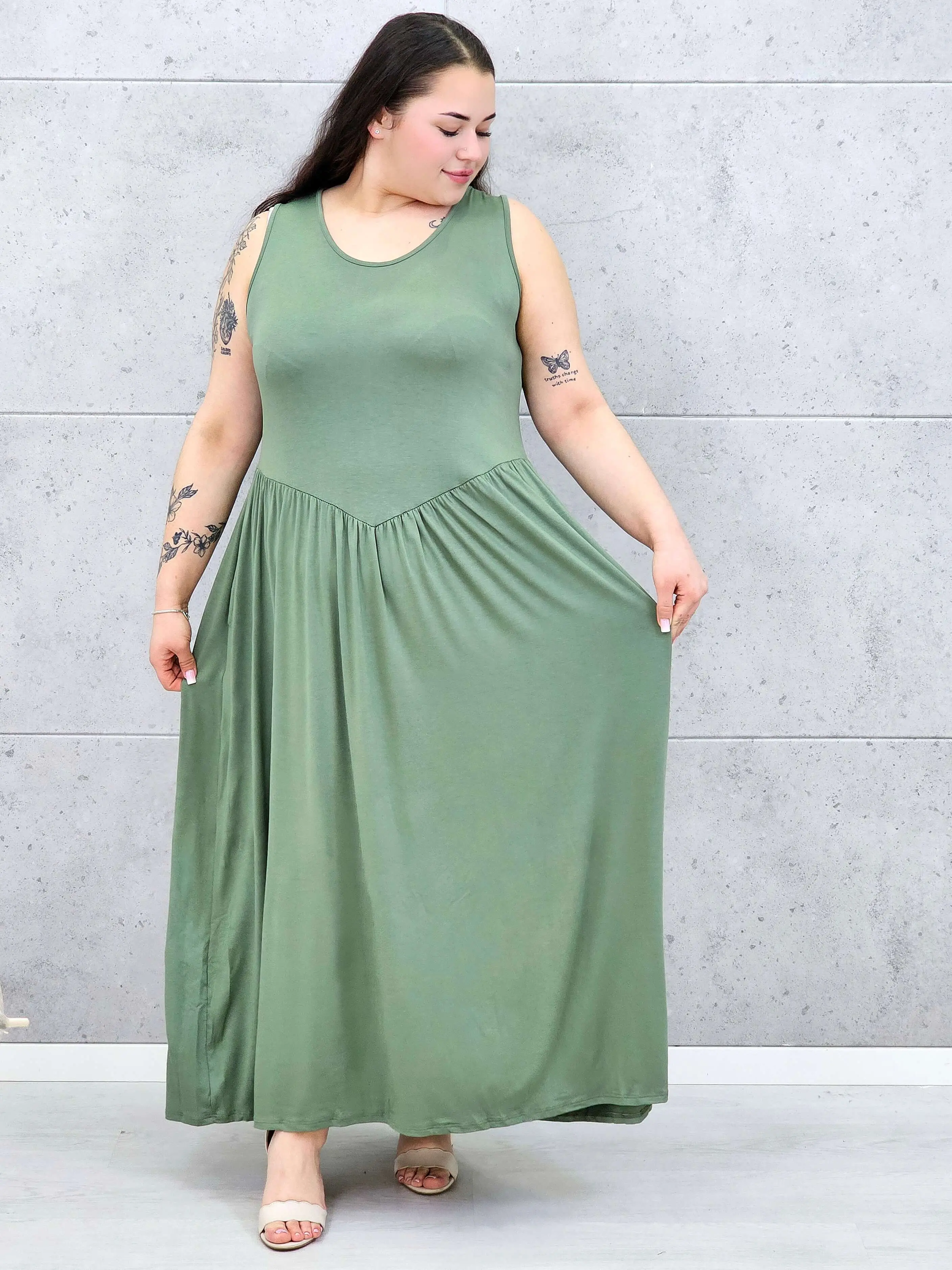 Sukienka plus size o kobiecym fasonie i swobodnym kroju - Image 16