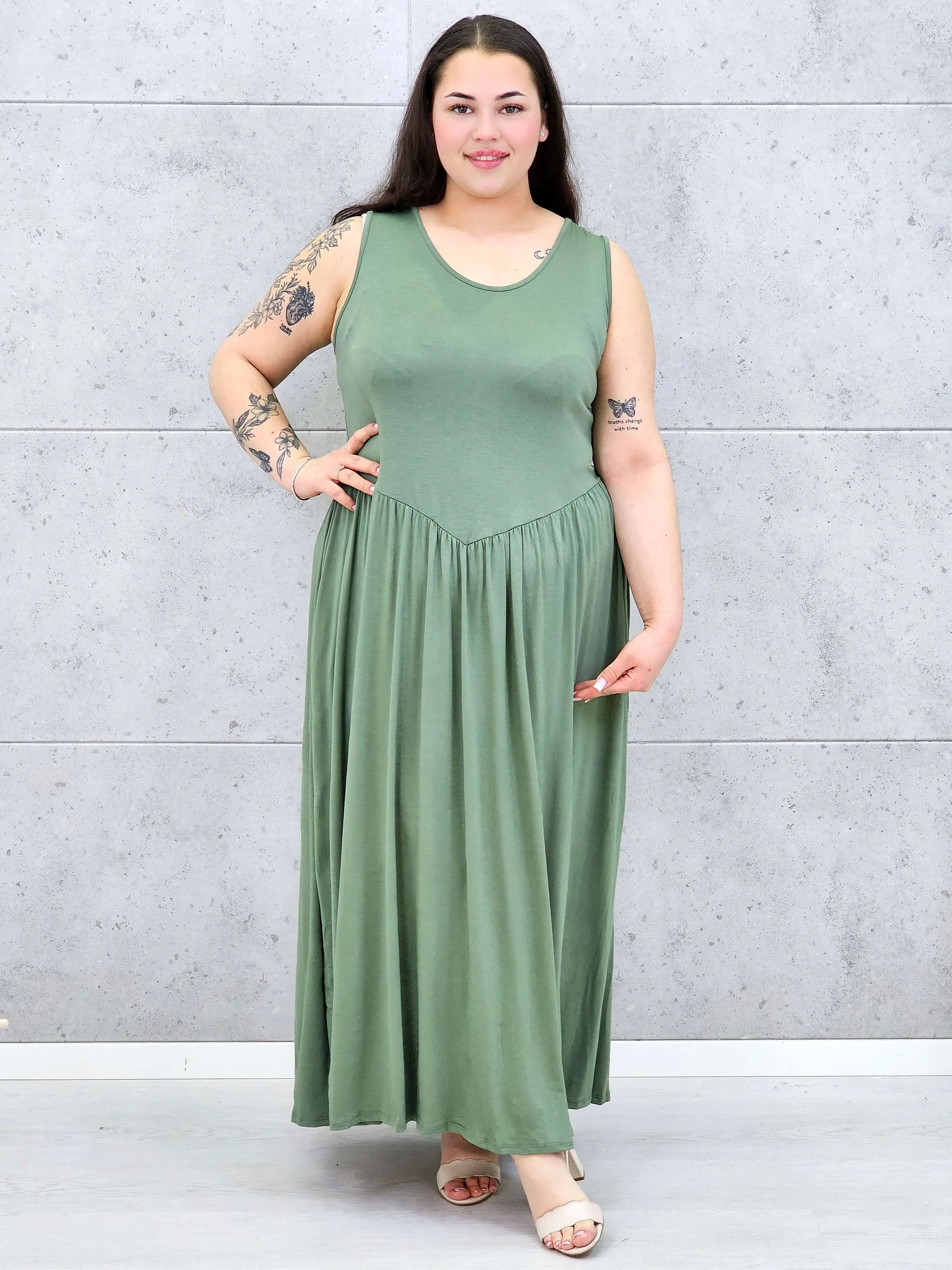 Sukienka plus size o kobiecym fasonie i swobodnym kroju - Image 17