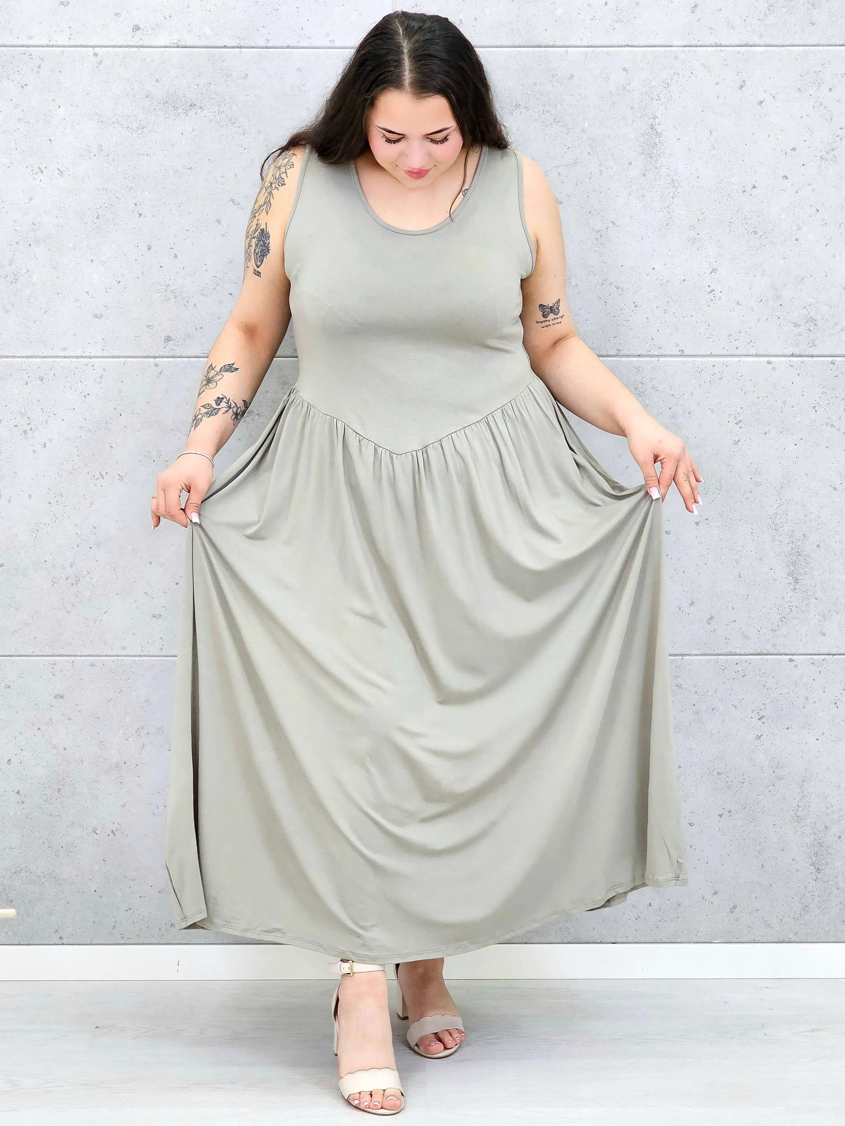 Sukienka plus size o kobiecym fasonie i swobodnym kroju - Image 2