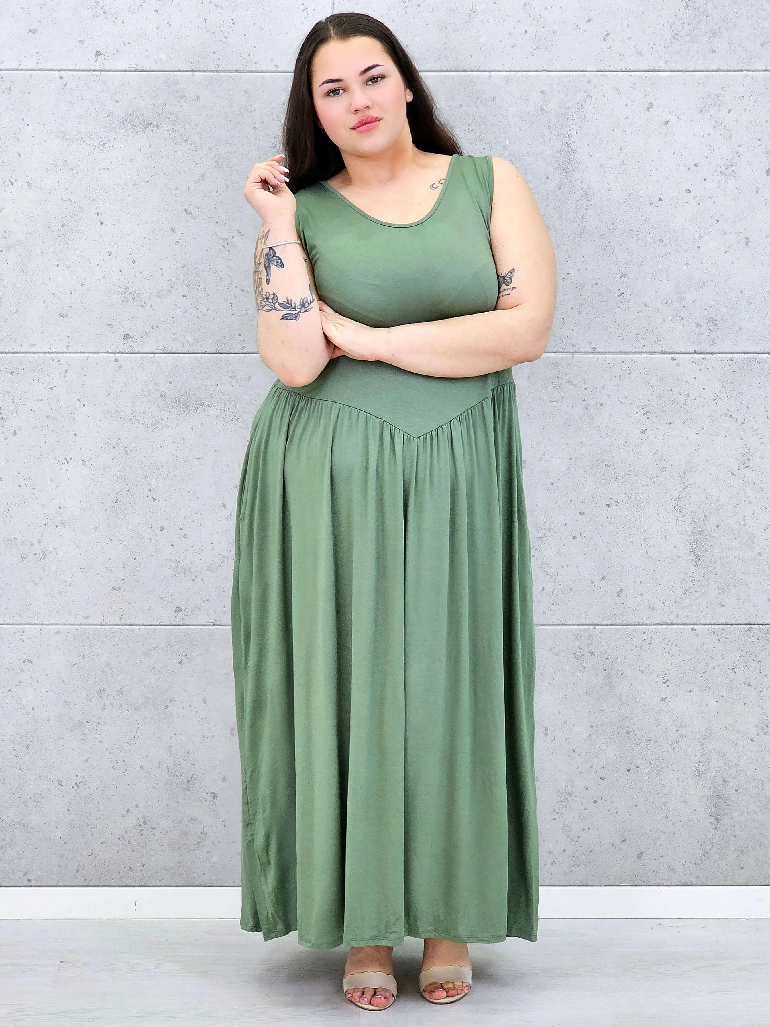 Sukienka plus size o kobiecym fasonie i swobodnym kroju - Image 3