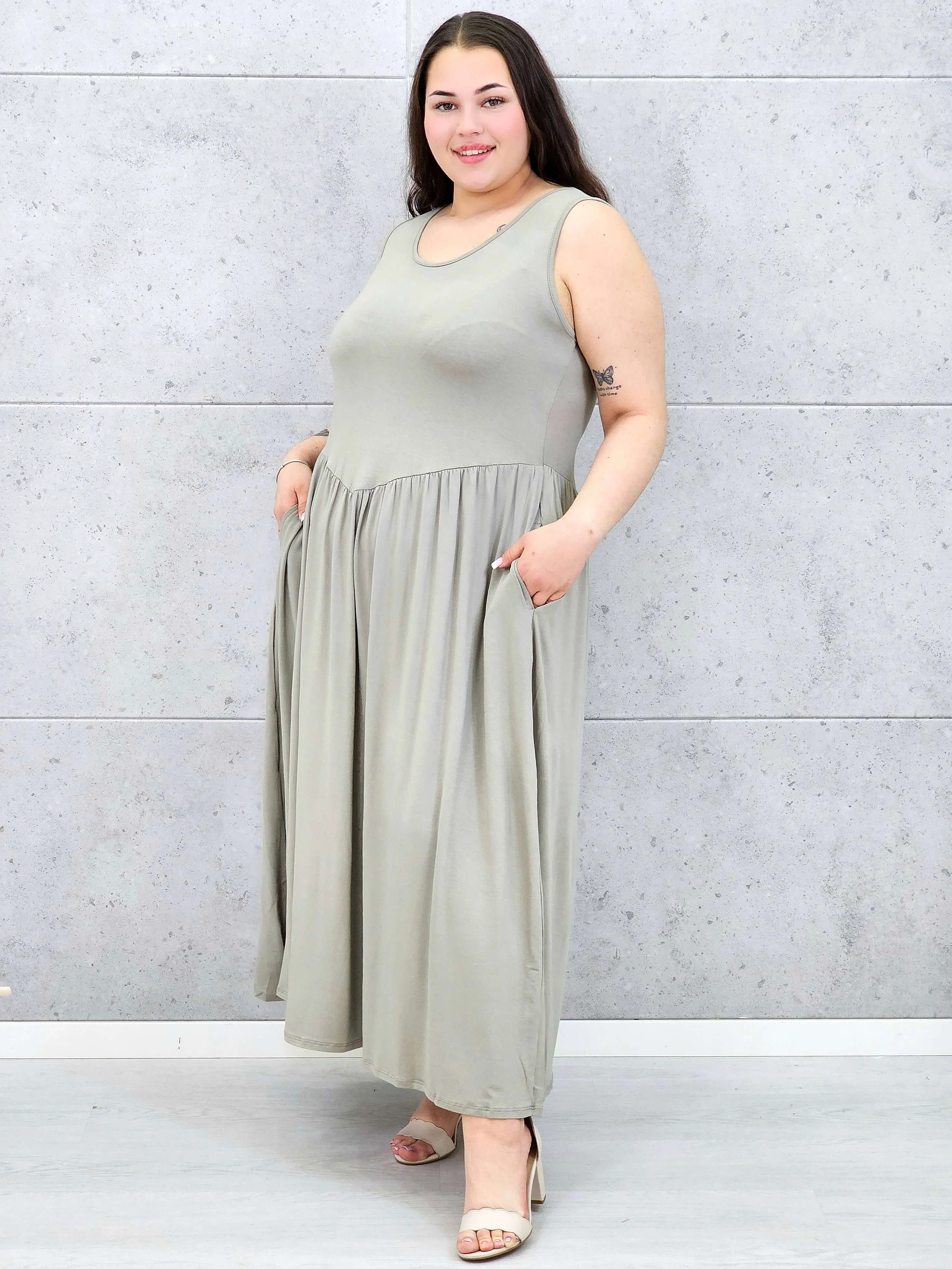 Sukienka plus size o kobiecym fasonie i swobodnym kroju - Image 4