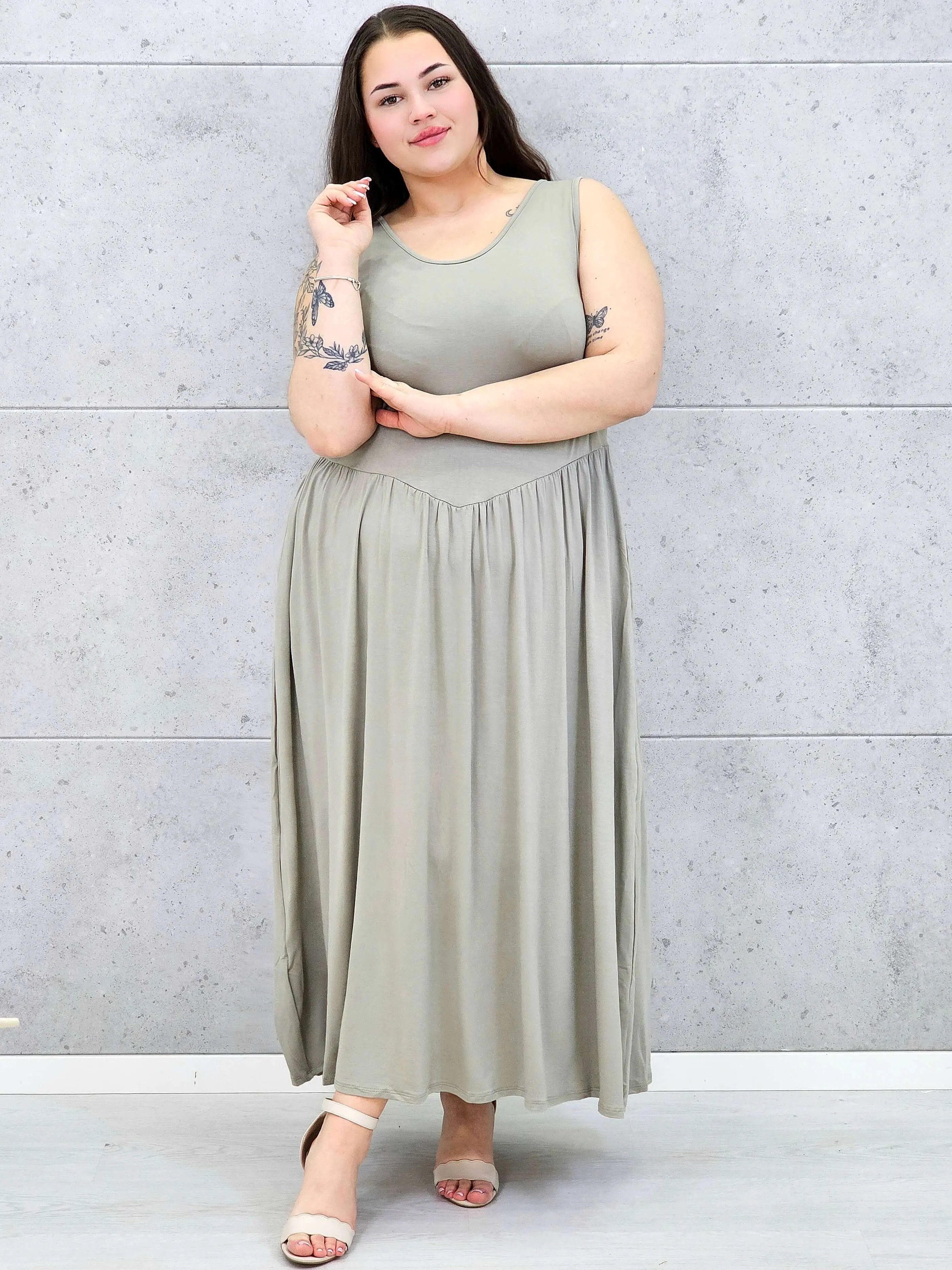 Sukienka plus size o kobiecym fasonie i swobodnym kroju - Image 5