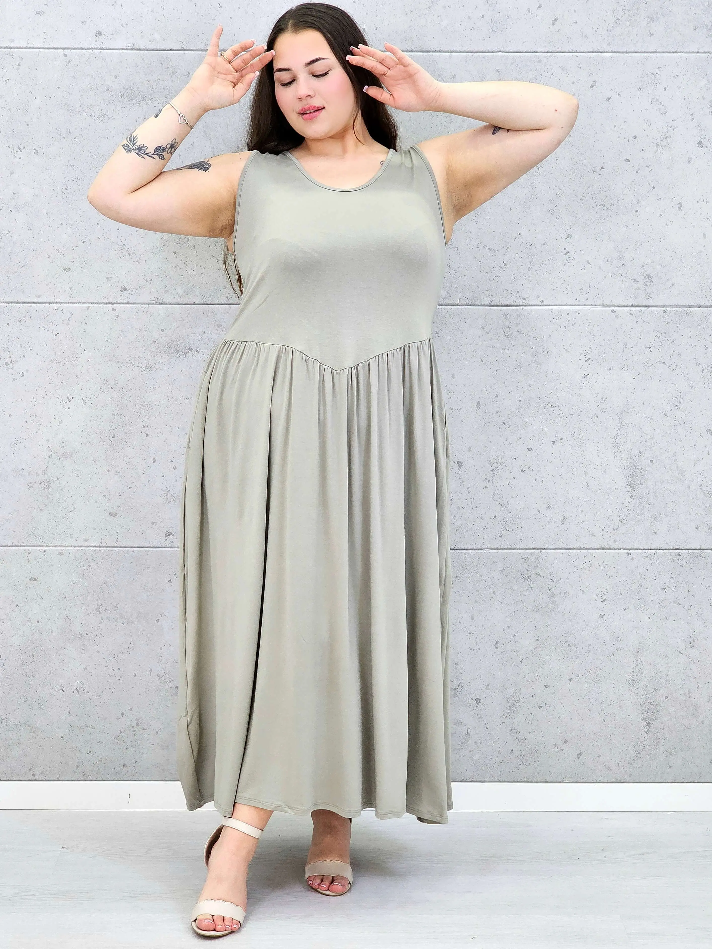 Sukienka plus size o kobiecym fasonie i swobodnym kroju - Image 6
