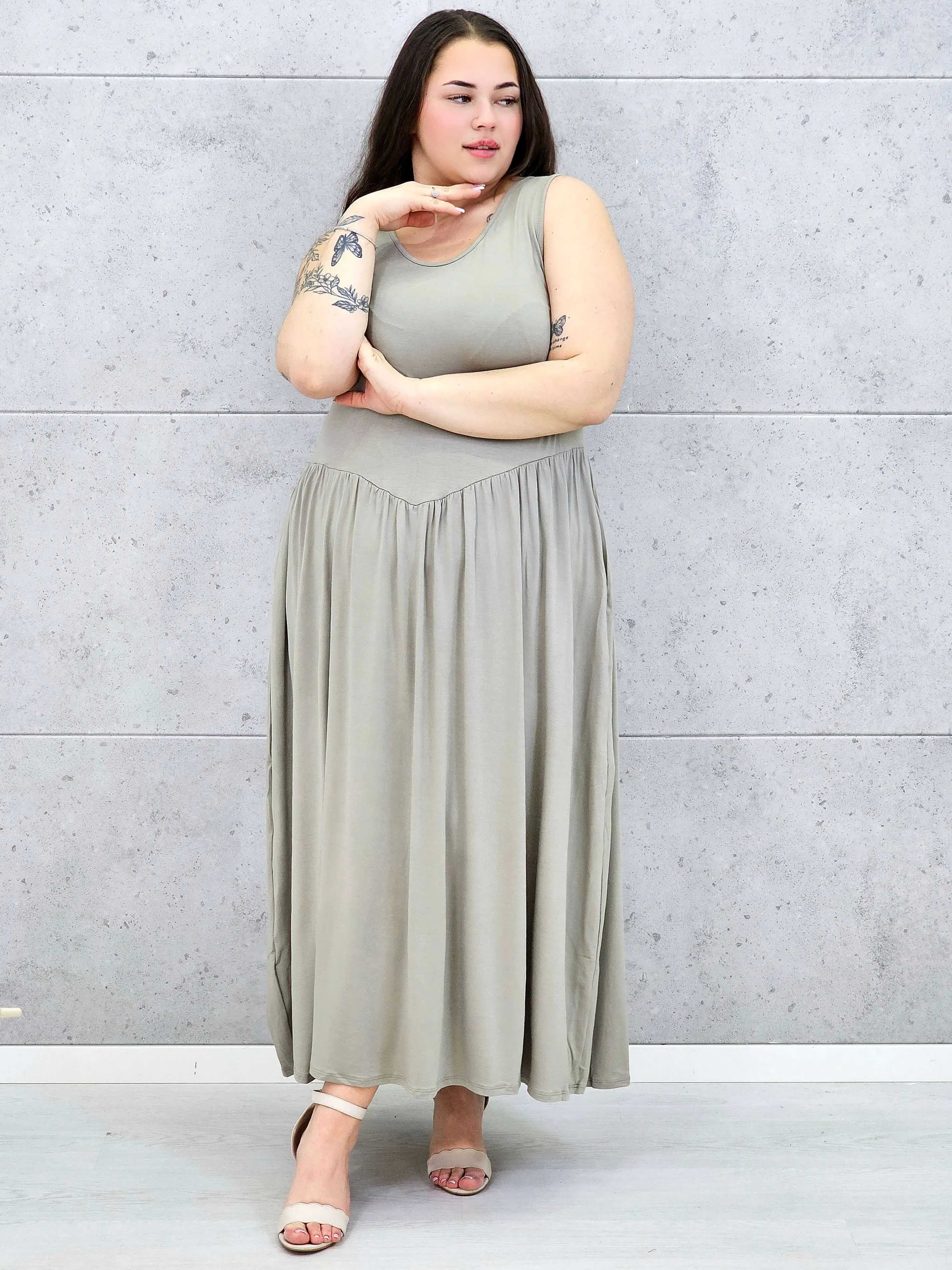 Sukienka plus size o kobiecym fasonie i swobodnym kroju - Image 7