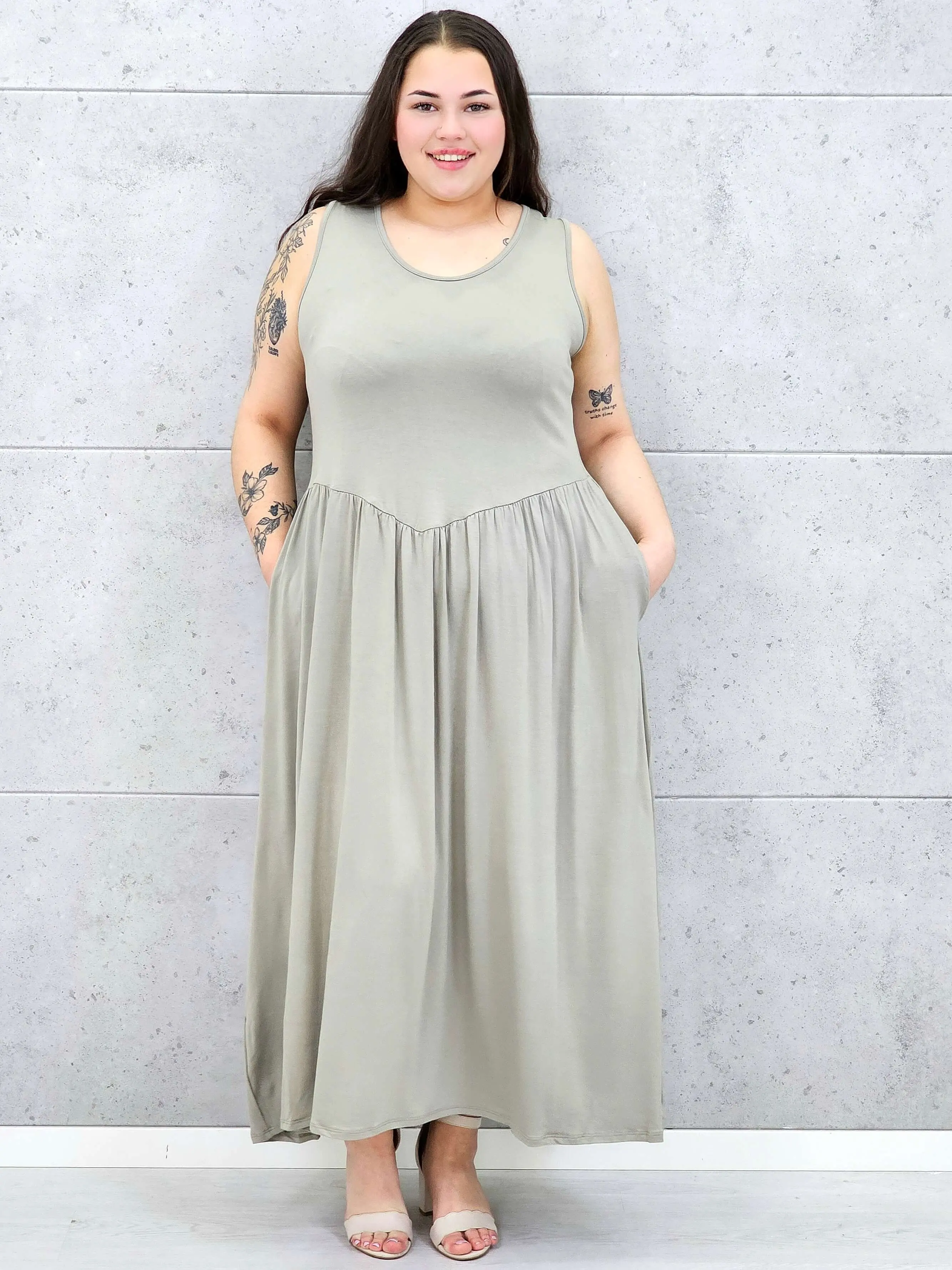 Sukienka plus size o kobiecym fasonie i swobodnym kroju - Image 8