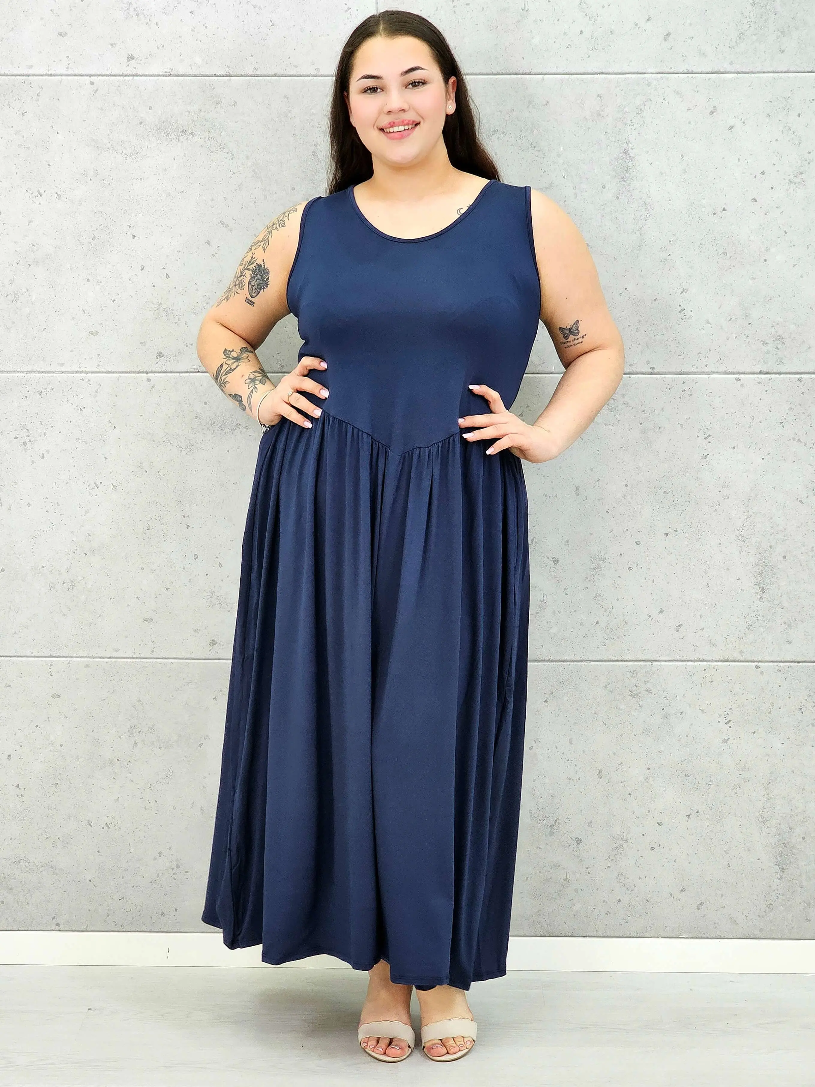 Sukienka plus size o kobiecym fasonie i swobodnym kroju - Image 9