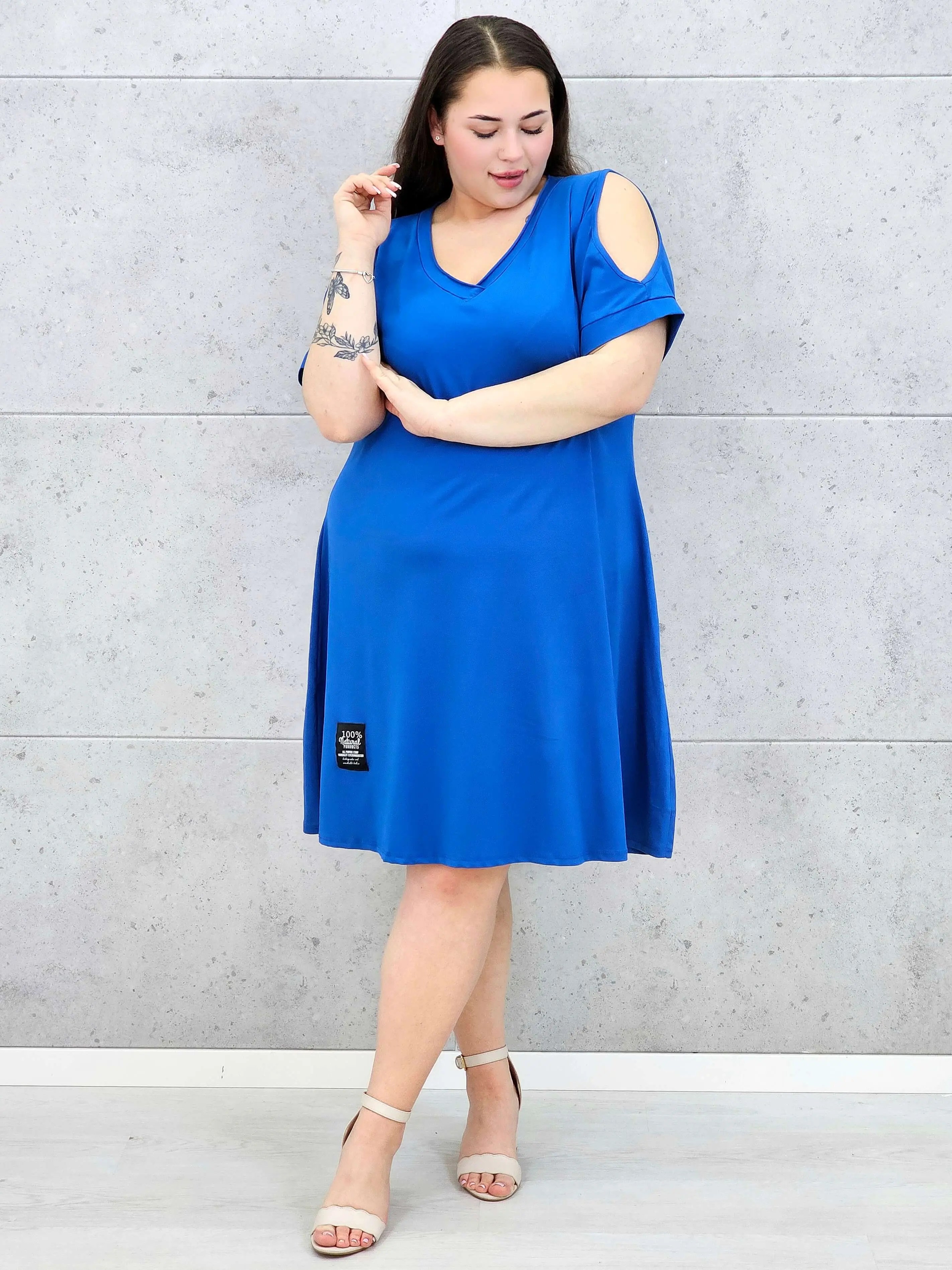 Sukienka midi plus size z dekoltem V i efektownymi wycięciami na ramionach