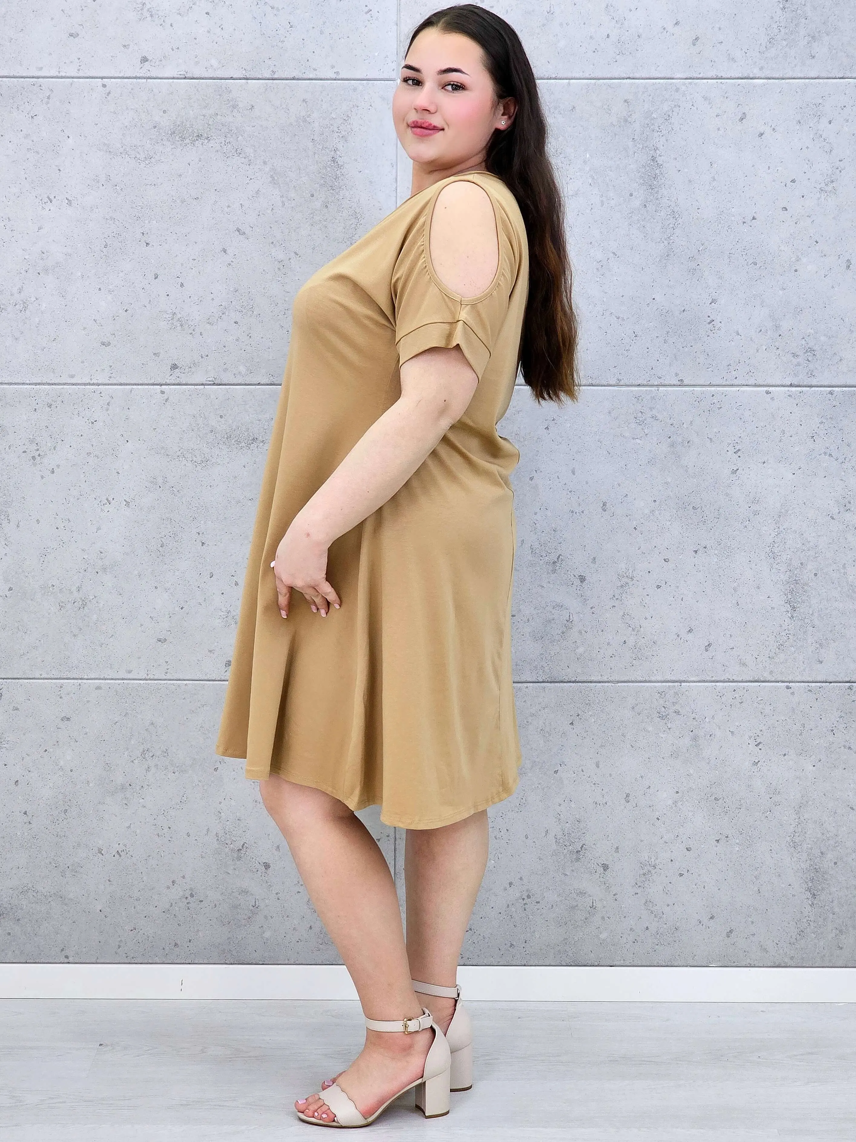 Sukienka midi plus size z dekoltem V i efektownymi wycięciami na ramionach - Image 13
