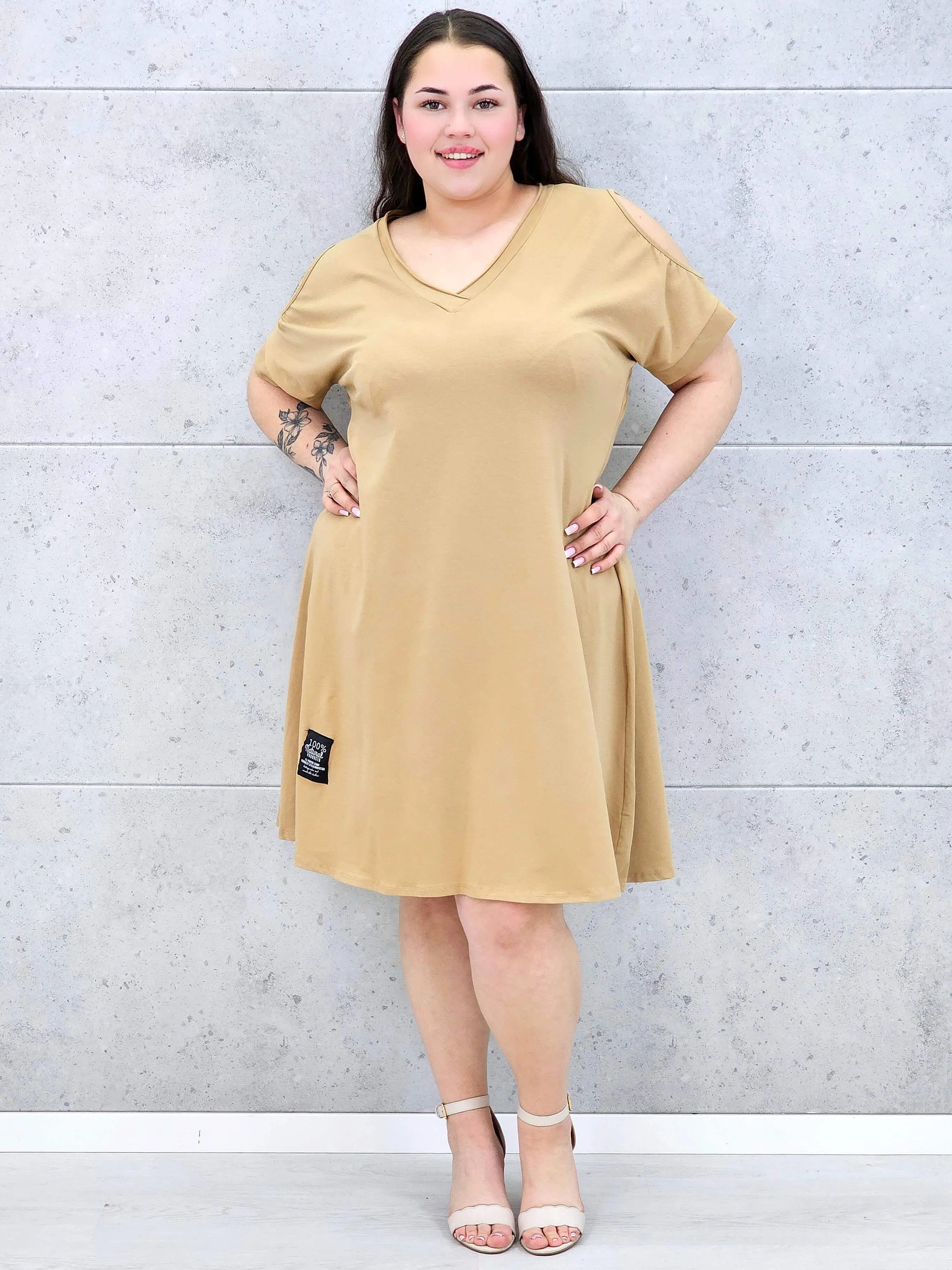 Sukienka midi plus size z dekoltem V i efektownymi wycięciami na ramionach - Image 14