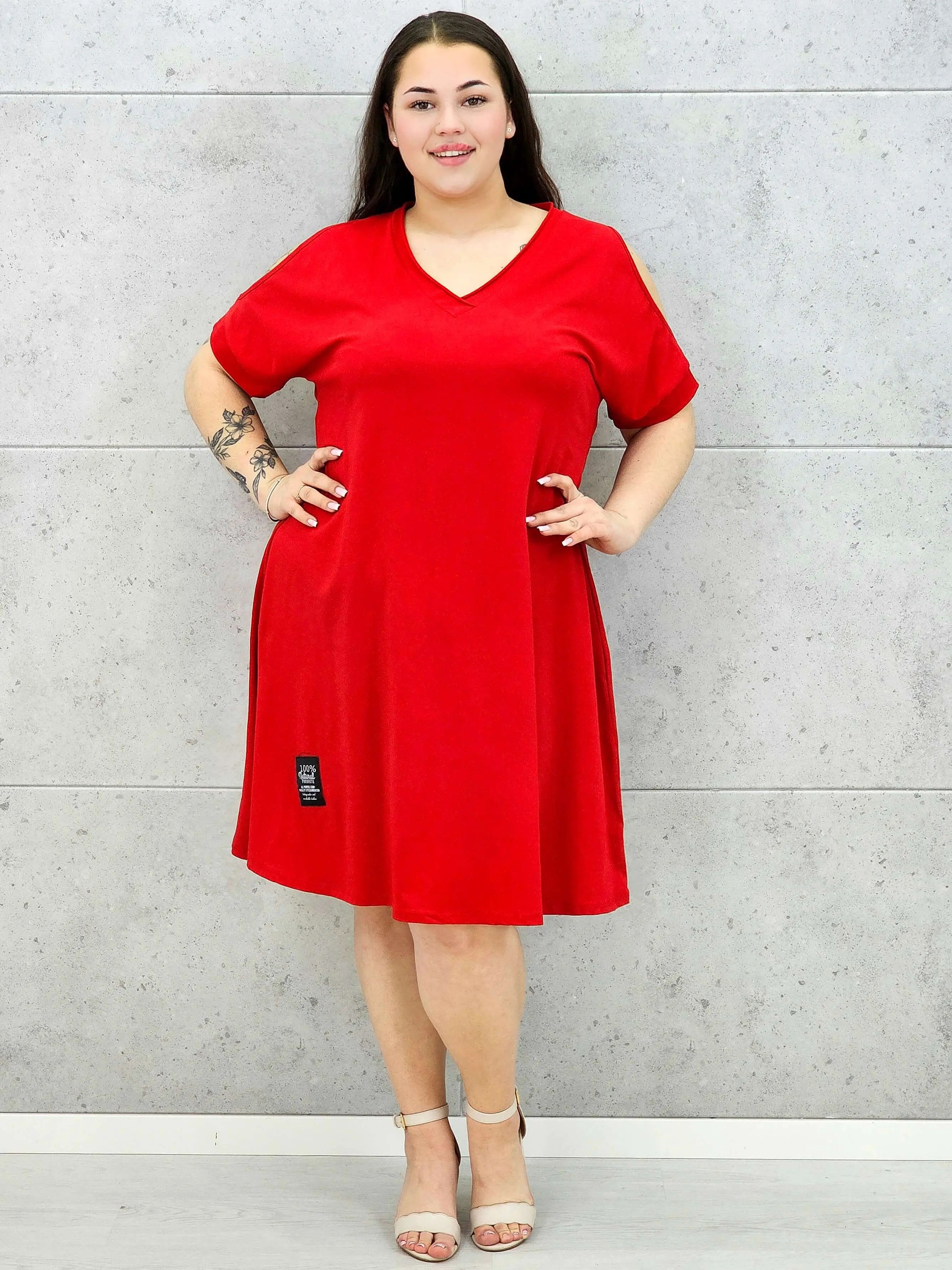 Sukienka midi plus size z dekoltem V i efektownymi wycięciami na ramionach - Image 15