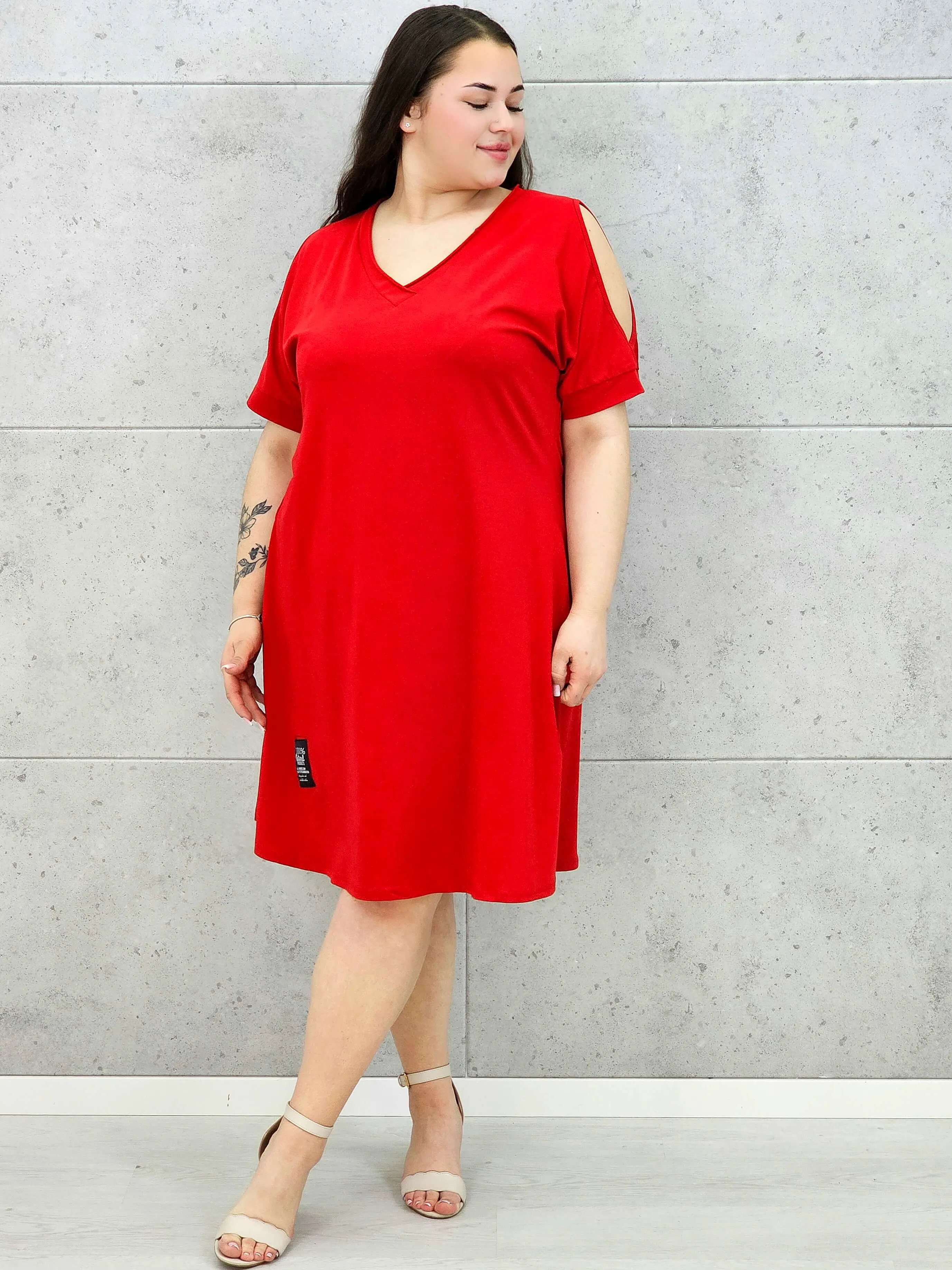 Sukienka midi plus size z dekoltem V i efektownymi wycięciami na ramionach - Image 16