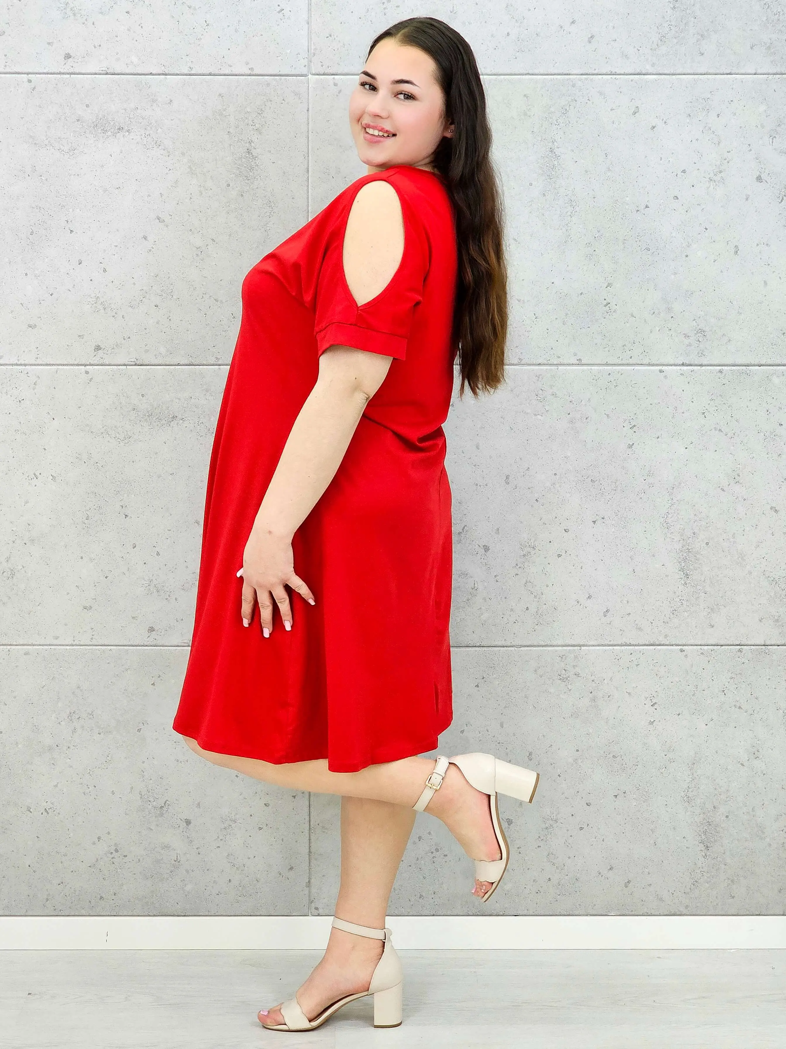 Sukienka midi plus size z dekoltem V i efektownymi wycięciami na ramionach - Image 2