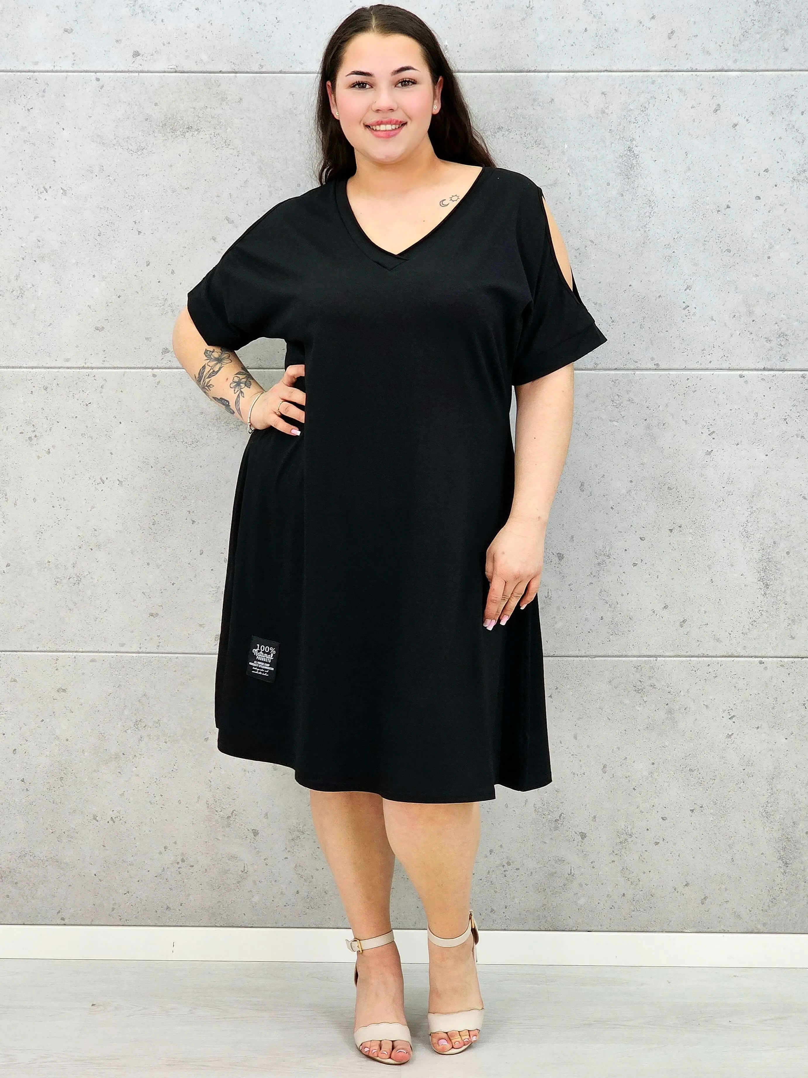 Sukienka midi plus size z dekoltem V i efektownymi wycięciami na ramionach - Image 3