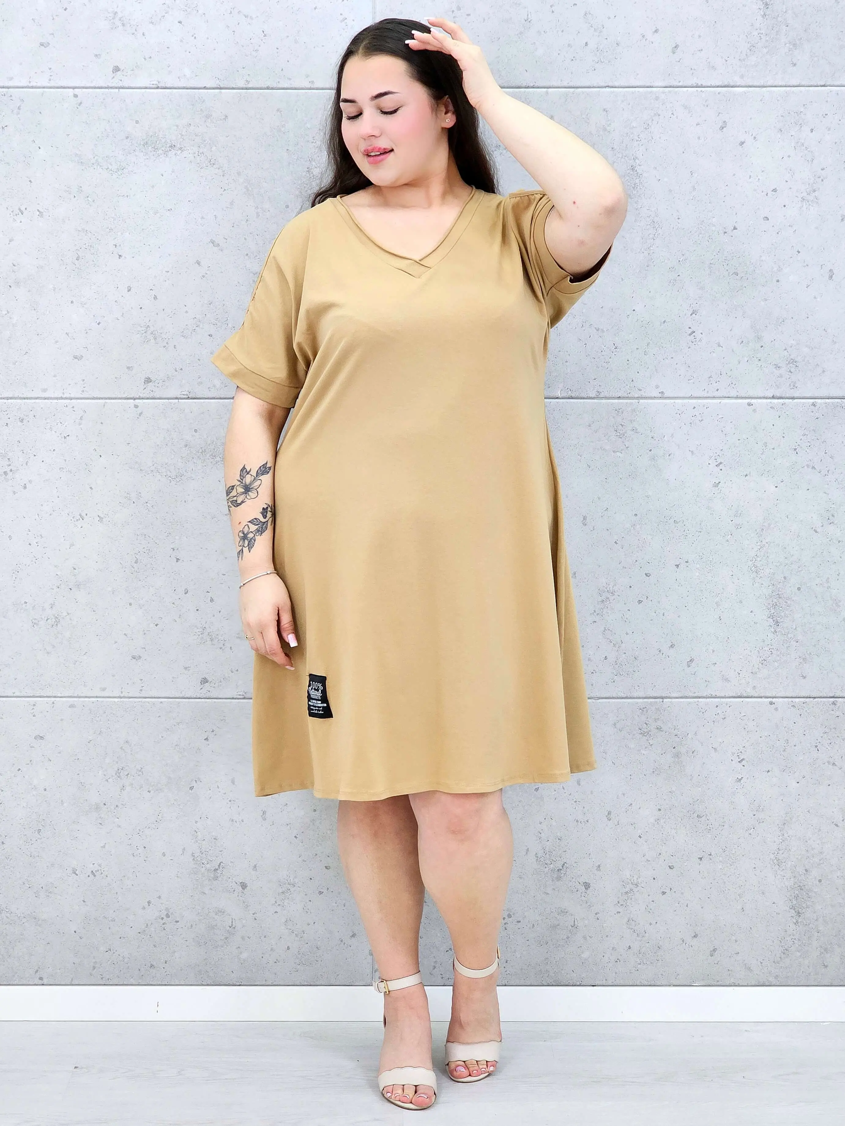 Sukienka midi plus size z dekoltem V i efektownymi wycięciami na ramionach - Image 5
