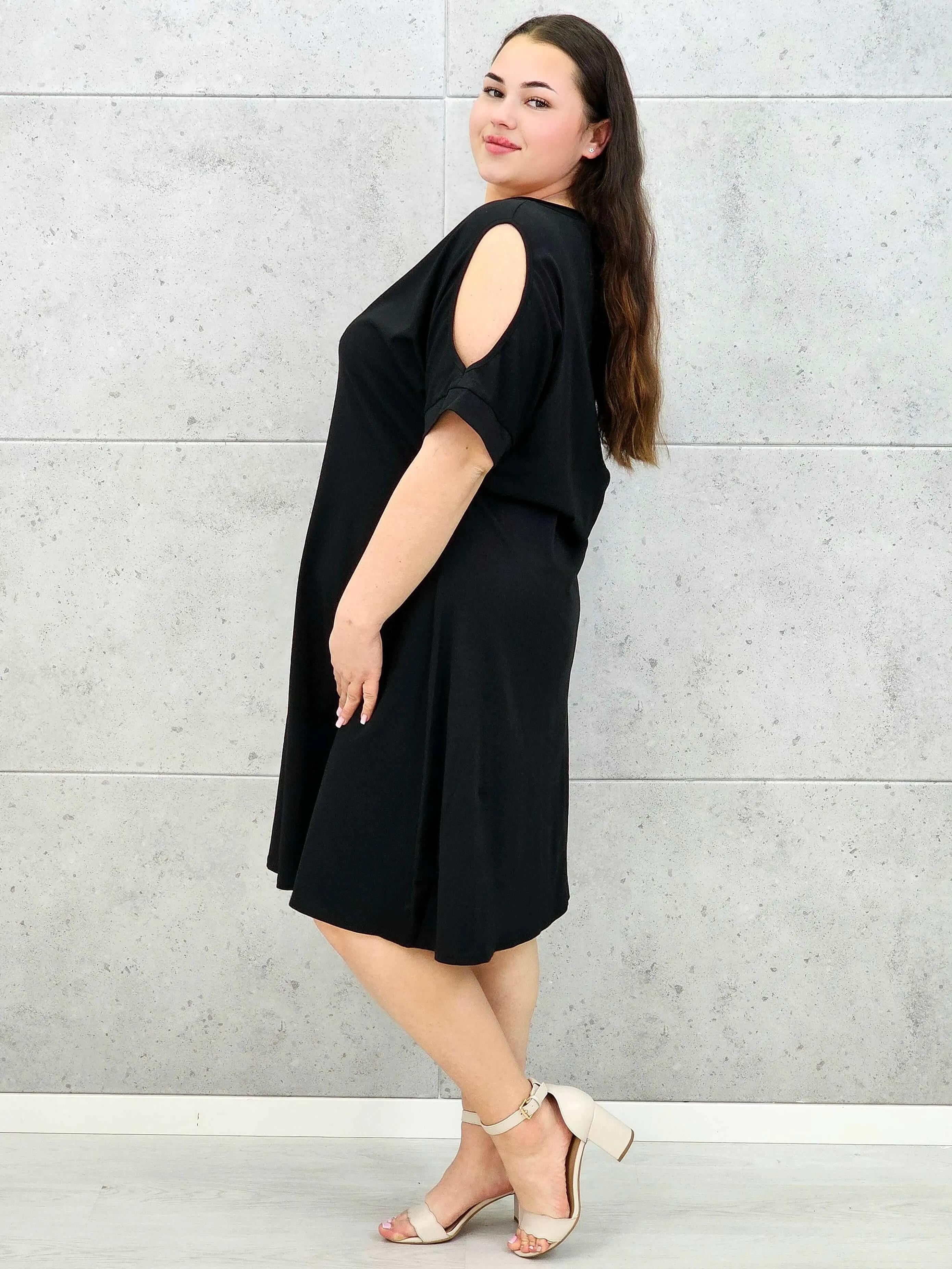 Sukienka midi plus size z dekoltem V i efektownymi wycięciami na ramionach - Image 6