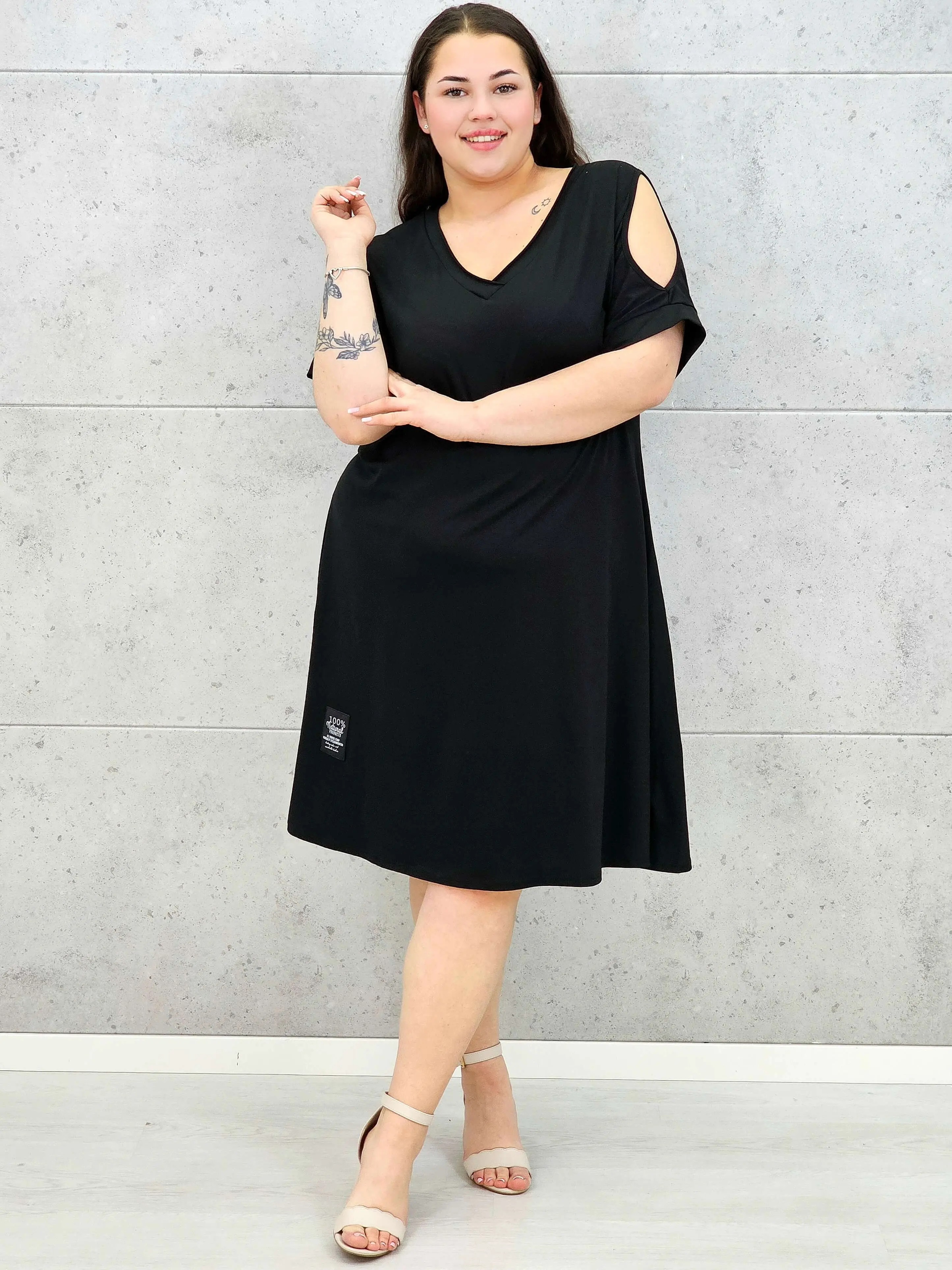 Sukienka midi plus size z dekoltem V i efektownymi wycięciami na ramionach - Image 7