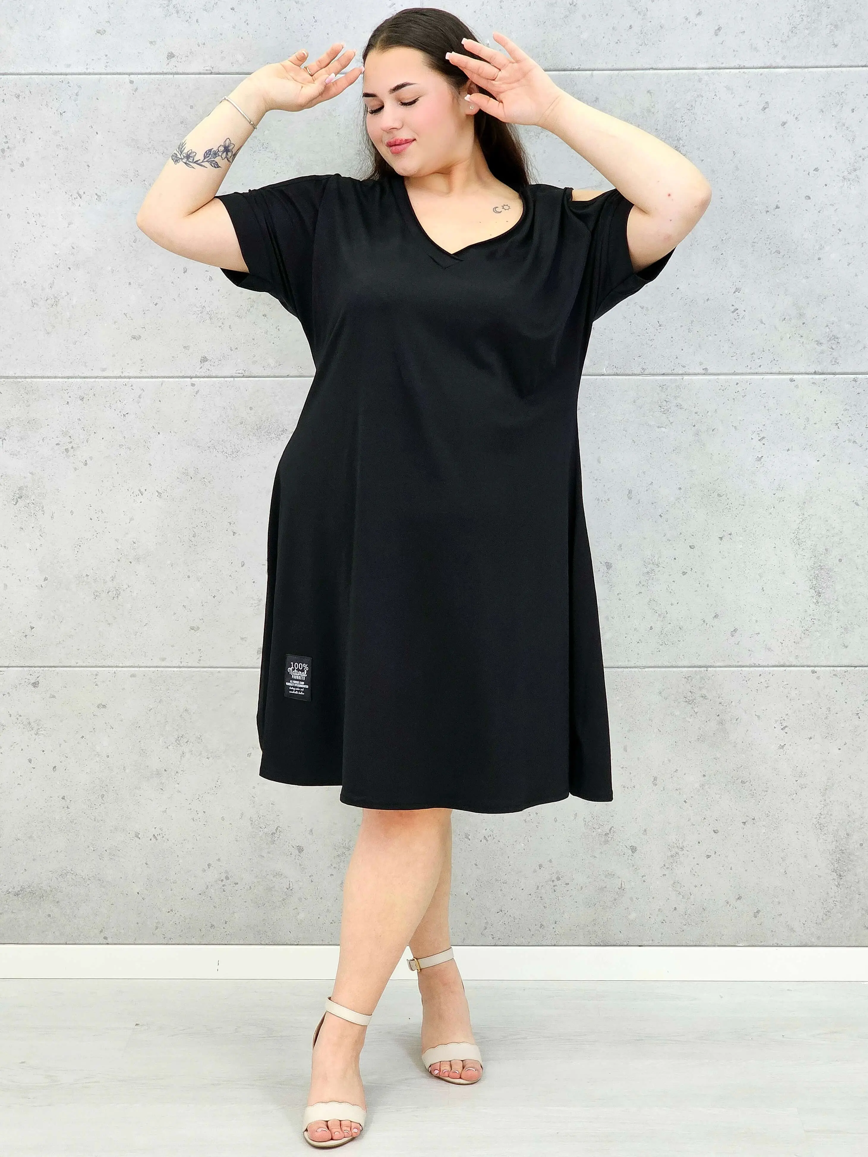 Sukienka midi plus size z dekoltem V i efektownymi wycięciami na ramionach - Image 8