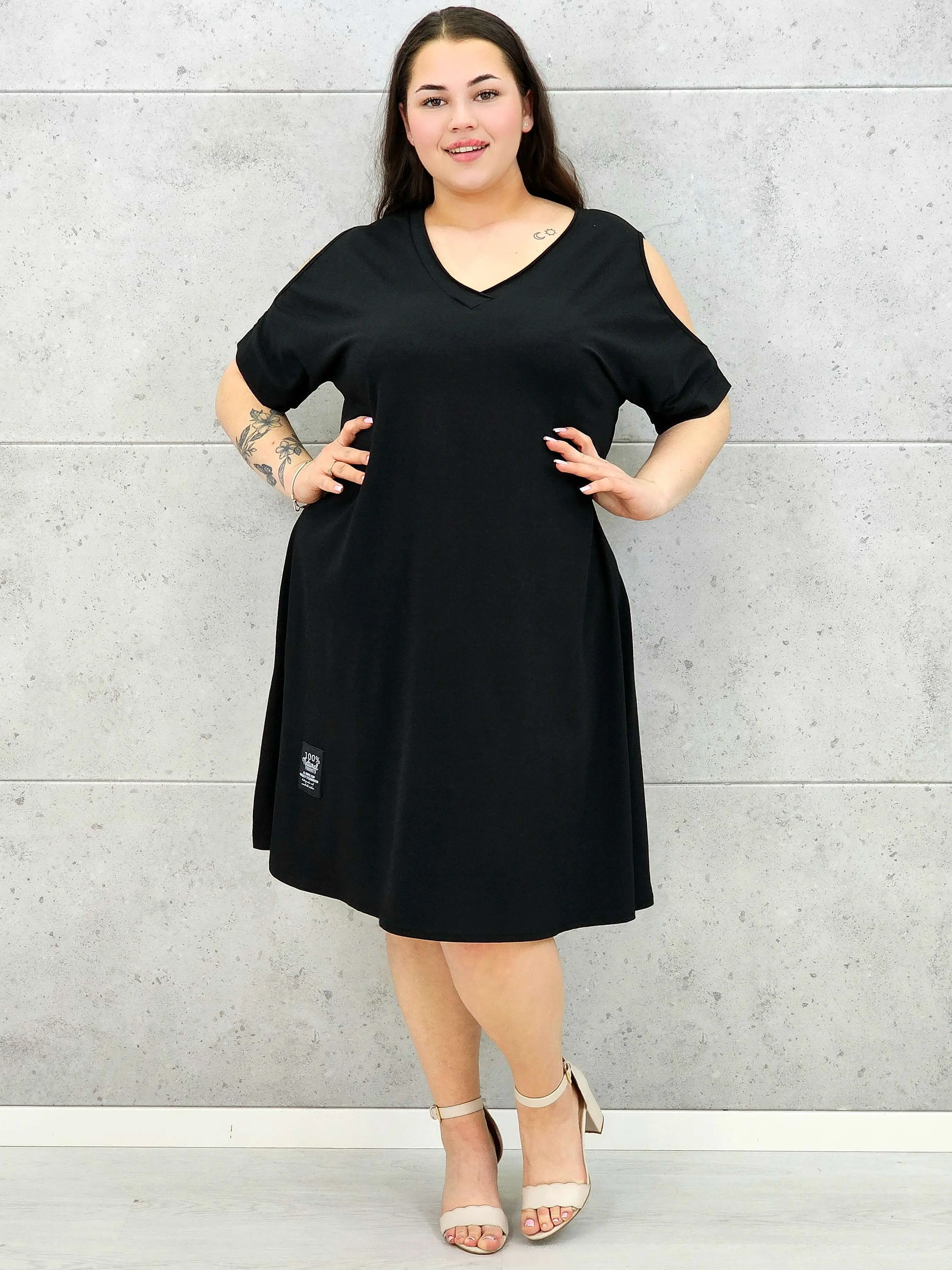 Sukienka midi plus size z dekoltem V i efektownymi wycięciami na ramionach - Image 9