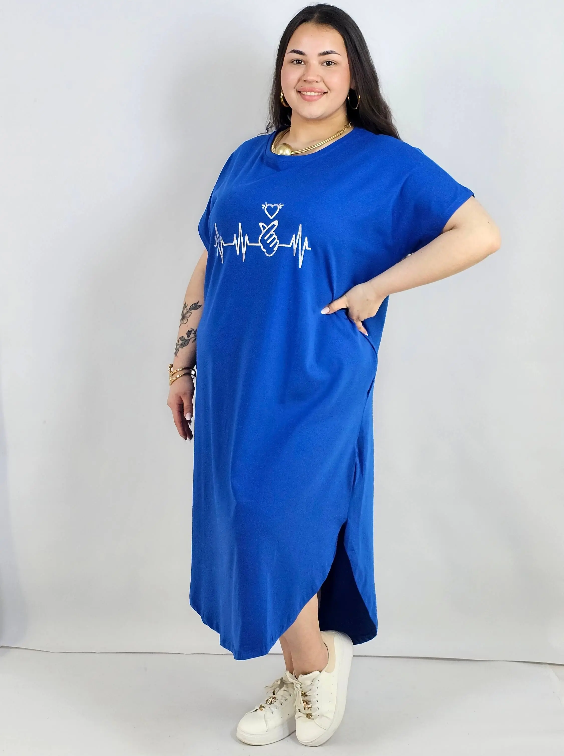 Sukienka oversize dresowa midi z nadrukiem – moda plus size - Image 7