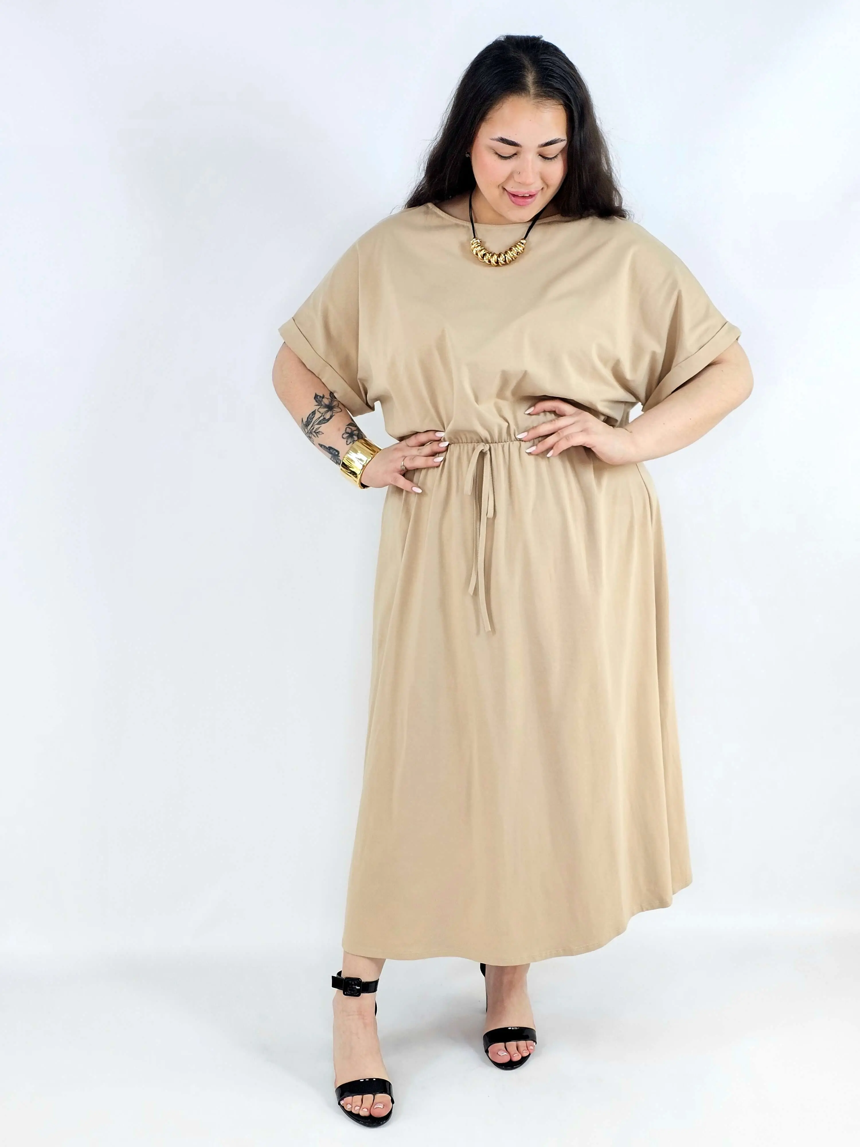 Sukienka plus size beżowa maxi – długa sukienka XXL z wiązaniem w talii