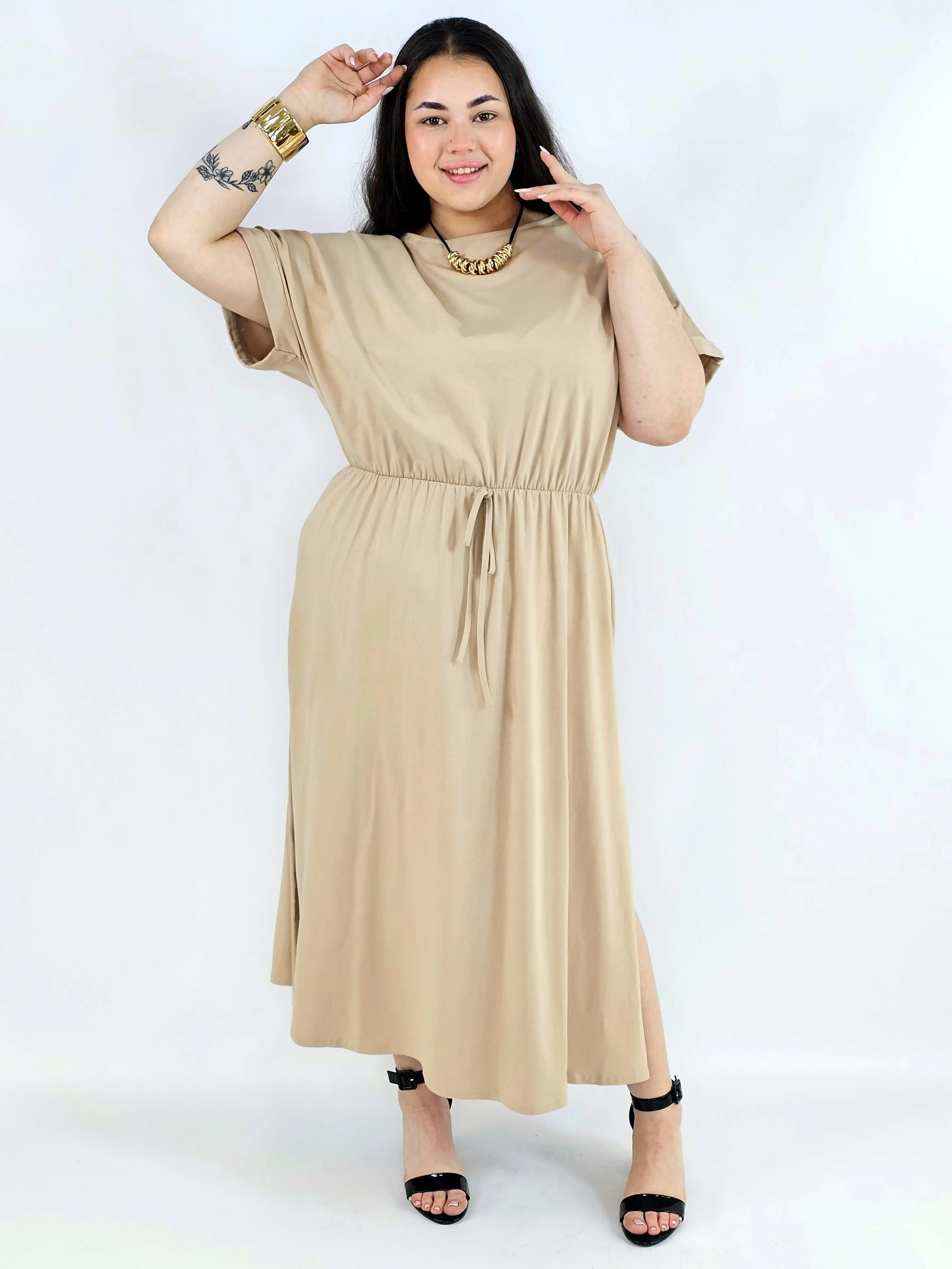 Sukienka plus size beżowa maxi – długa sukienka XXL z wiązaniem w talii - Image 2
