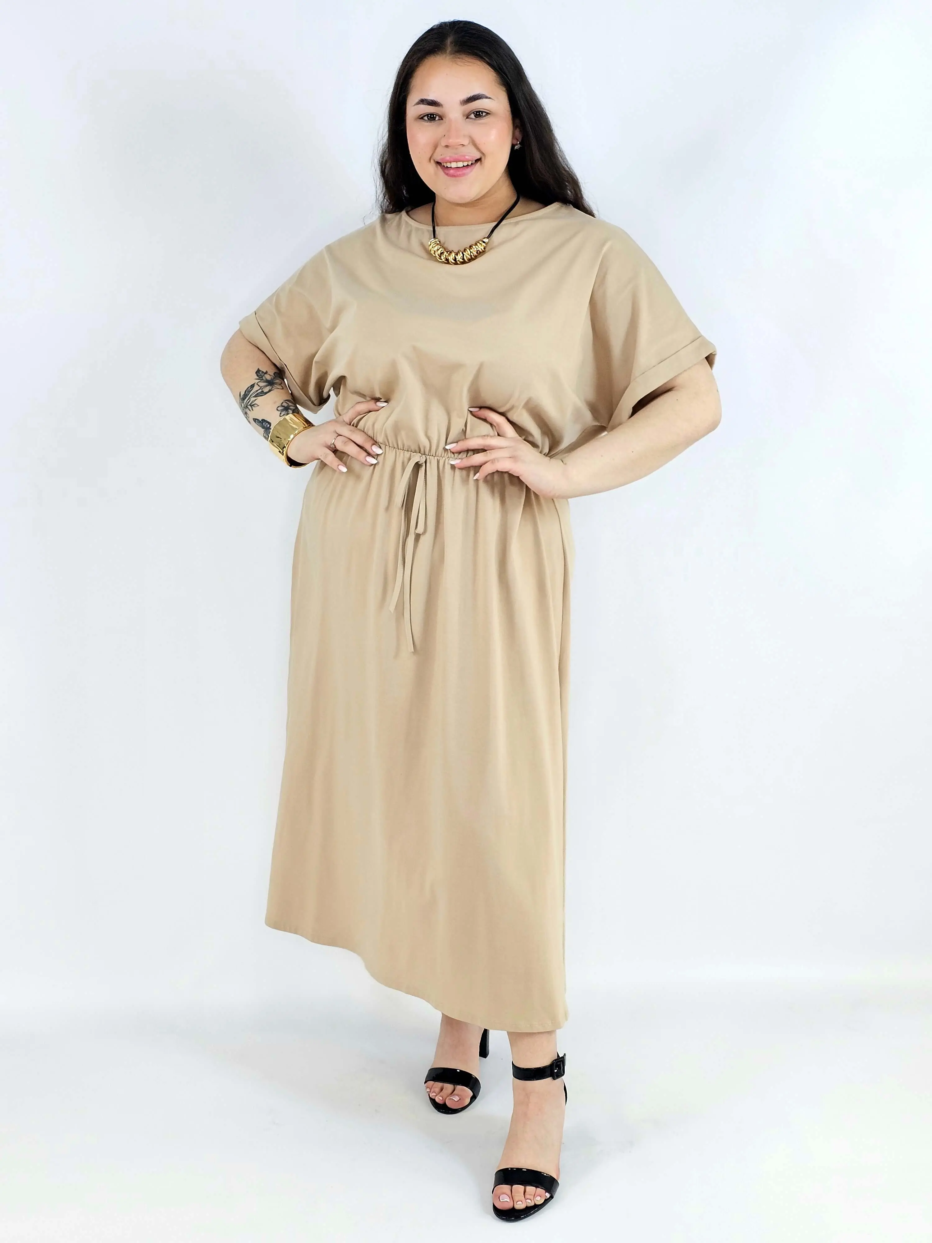 Sukienka plus size beżowa maxi – długa sukienka XXL z wiązaniem w talii - Image 3