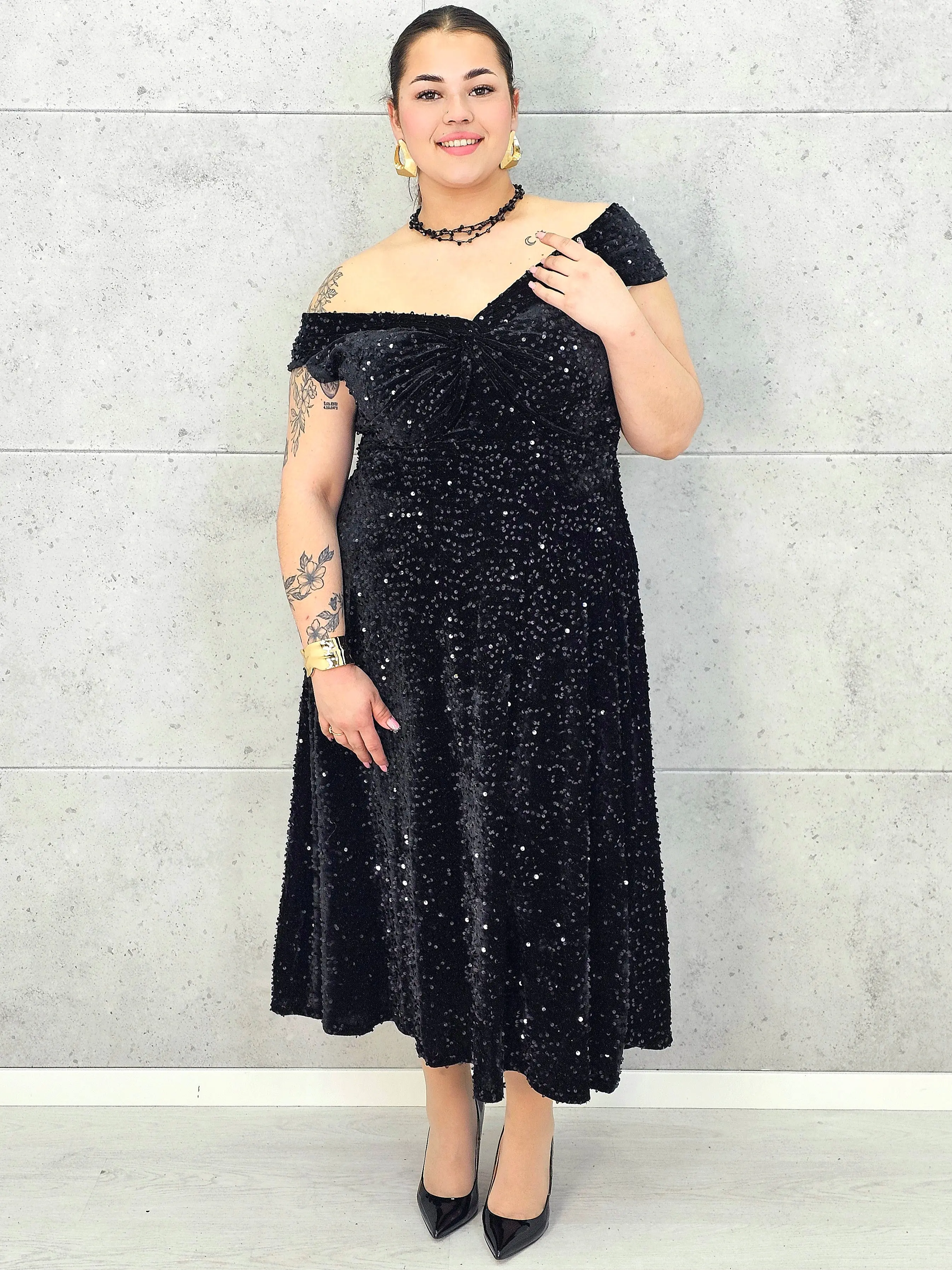 Sukienka plus size cekinowa z eleganckim drapowaniem – model XXL na wyjątkowe okazje