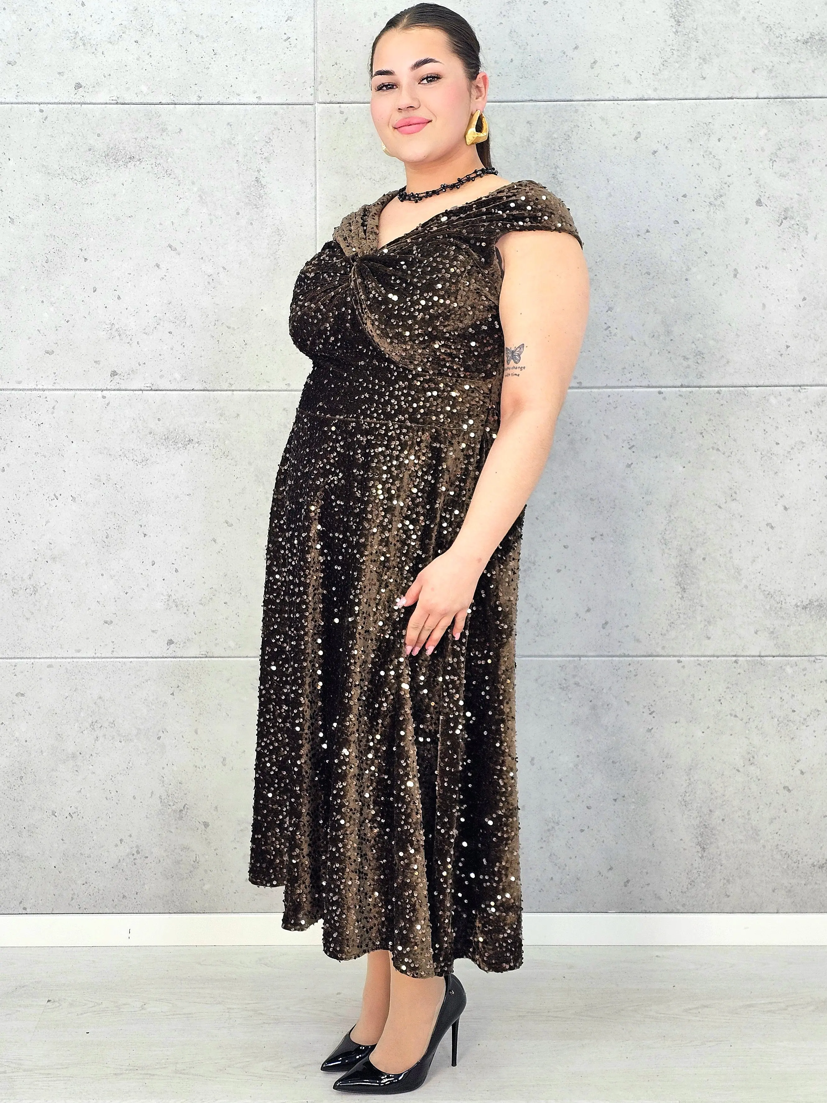 Sukienka plus size cekinowa z eleganckim drapowaniem – model XXL na wyjątkowe okazje - Image 11