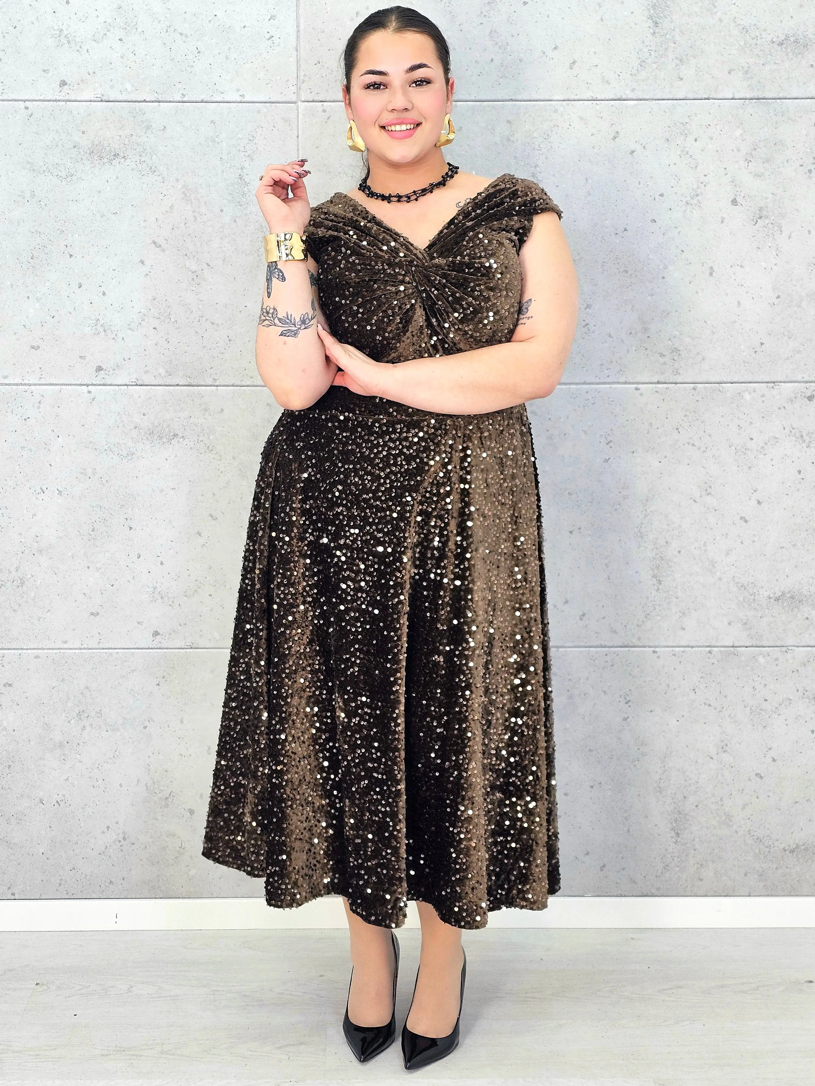 Sukienka plus size cekinowa z eleganckim drapowaniem – model XXL na wyjątkowe okazje - Image 12