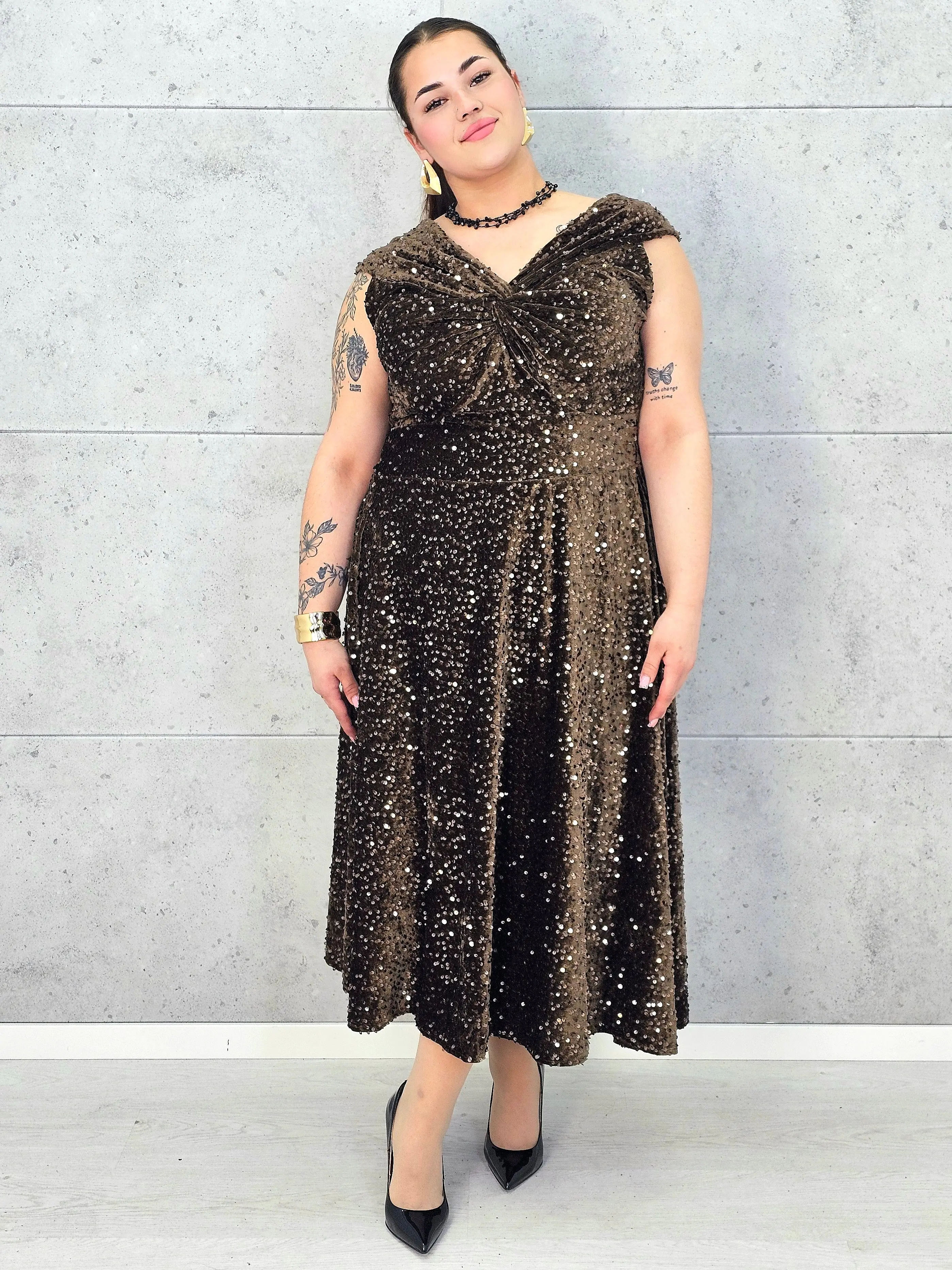 Sukienka plus size cekinowa z eleganckim drapowaniem – model XXL na wyjątkowe okazje - Image 2