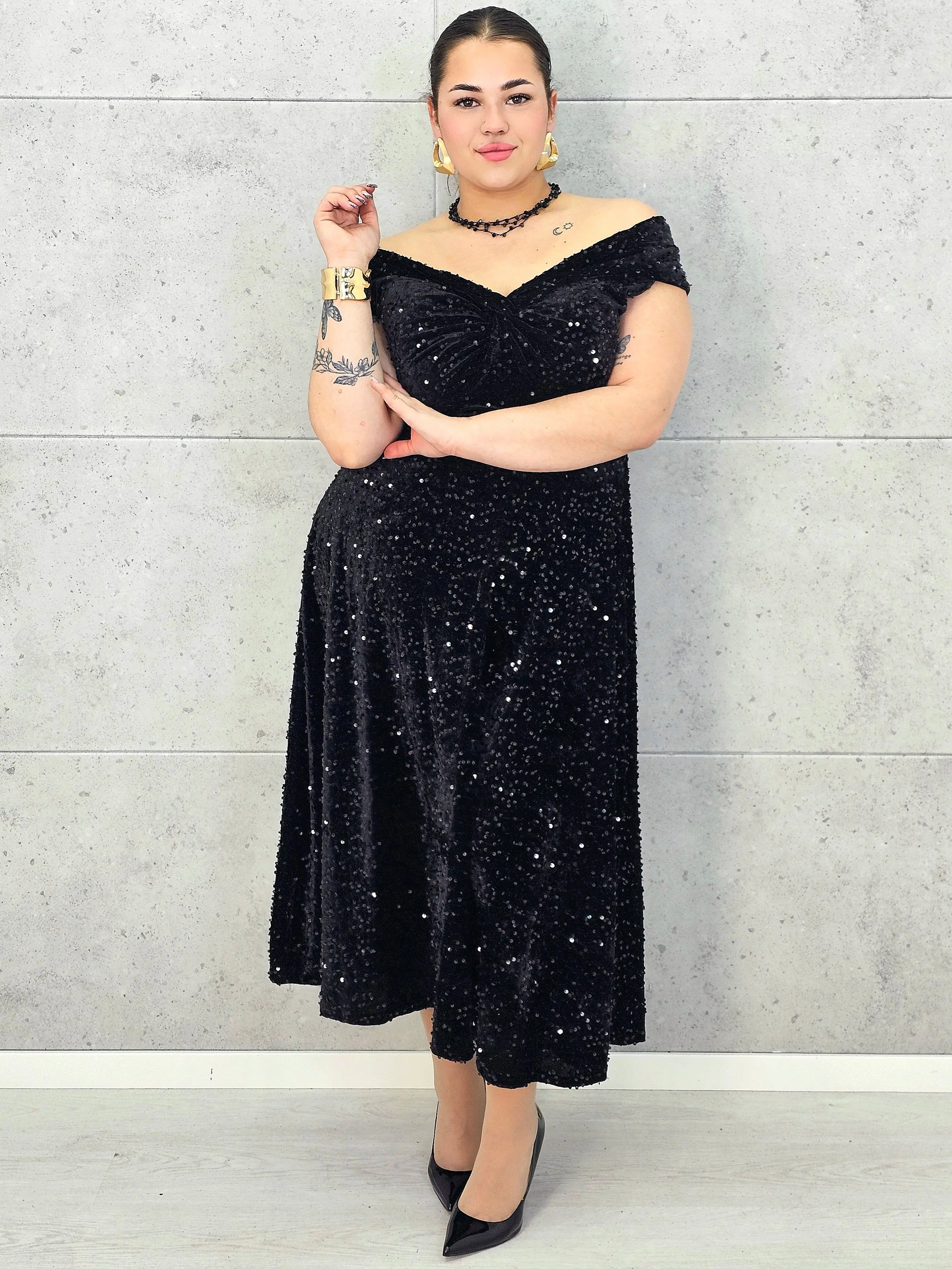 Sukienka plus size cekinowa z eleganckim drapowaniem – model XXL na wyjątkowe okazje - Image 3