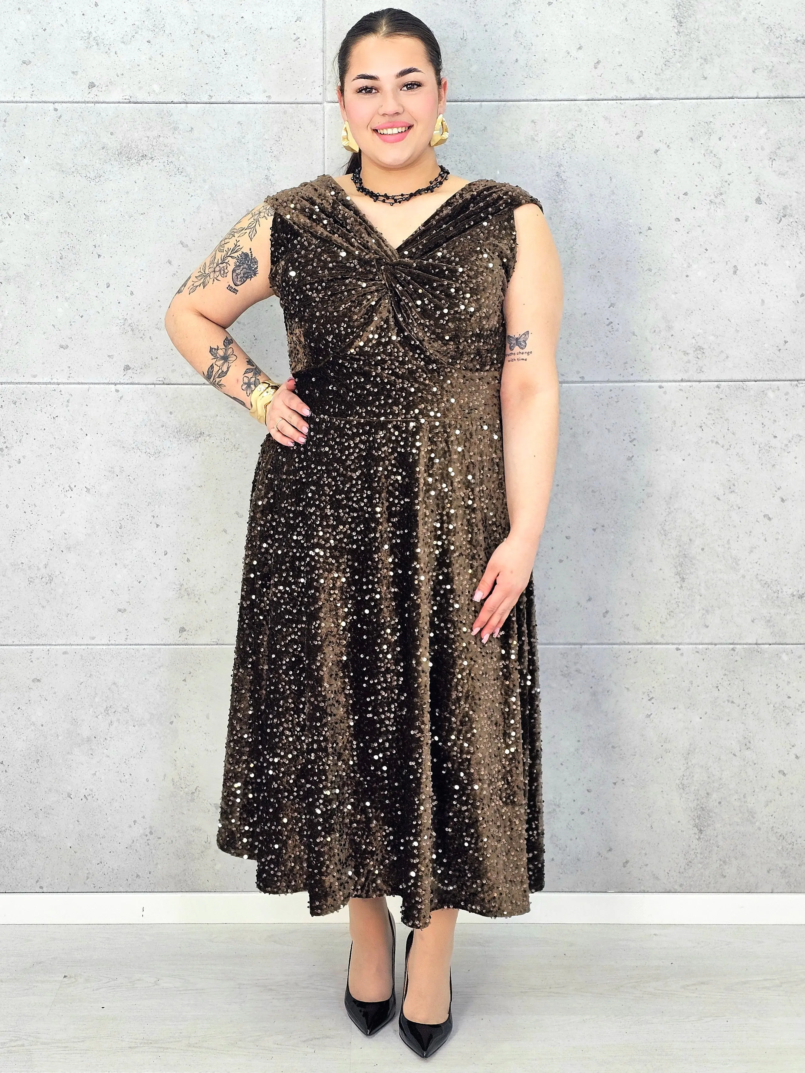 Sukienka plus size cekinowa z eleganckim drapowaniem – model XXL na wyjątkowe okazje - Image 4